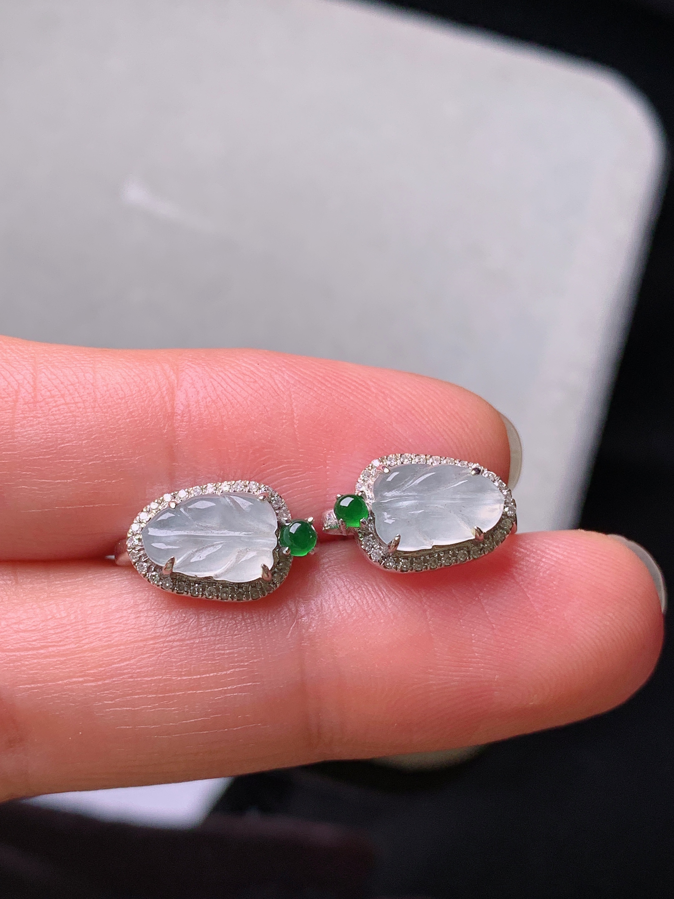 18k金钻镶嵌冰种树叶耳钉 玉质细腻 色泽艳丽清新 水润亮眼 整体尺寸12*7.7*4.3f3