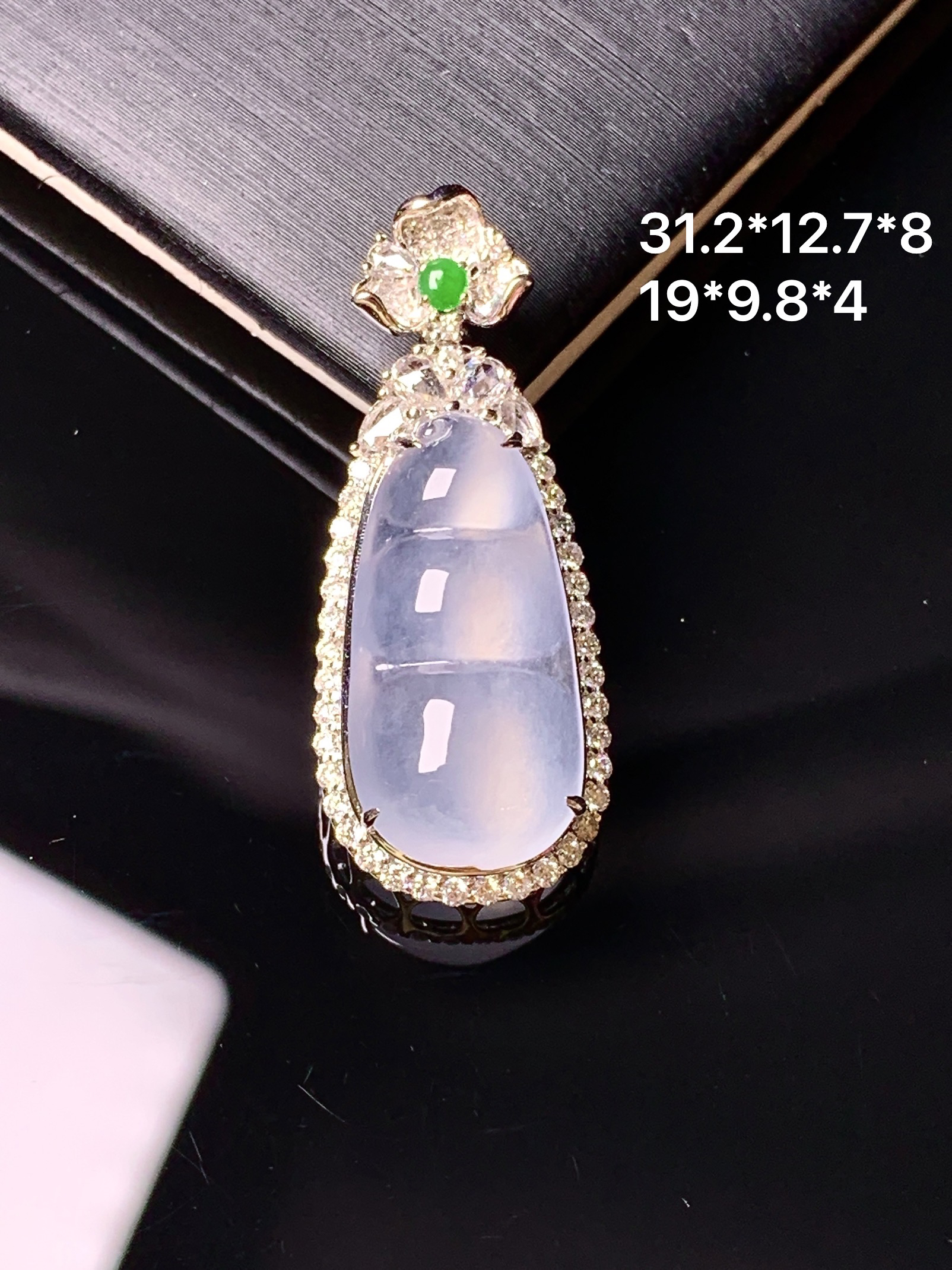 18k金钻镶嵌冰种四季豆吊坠 玉质细腻 色泽艳丽清新 水润亮眼 整体尺寸31.2*12.7*8f3