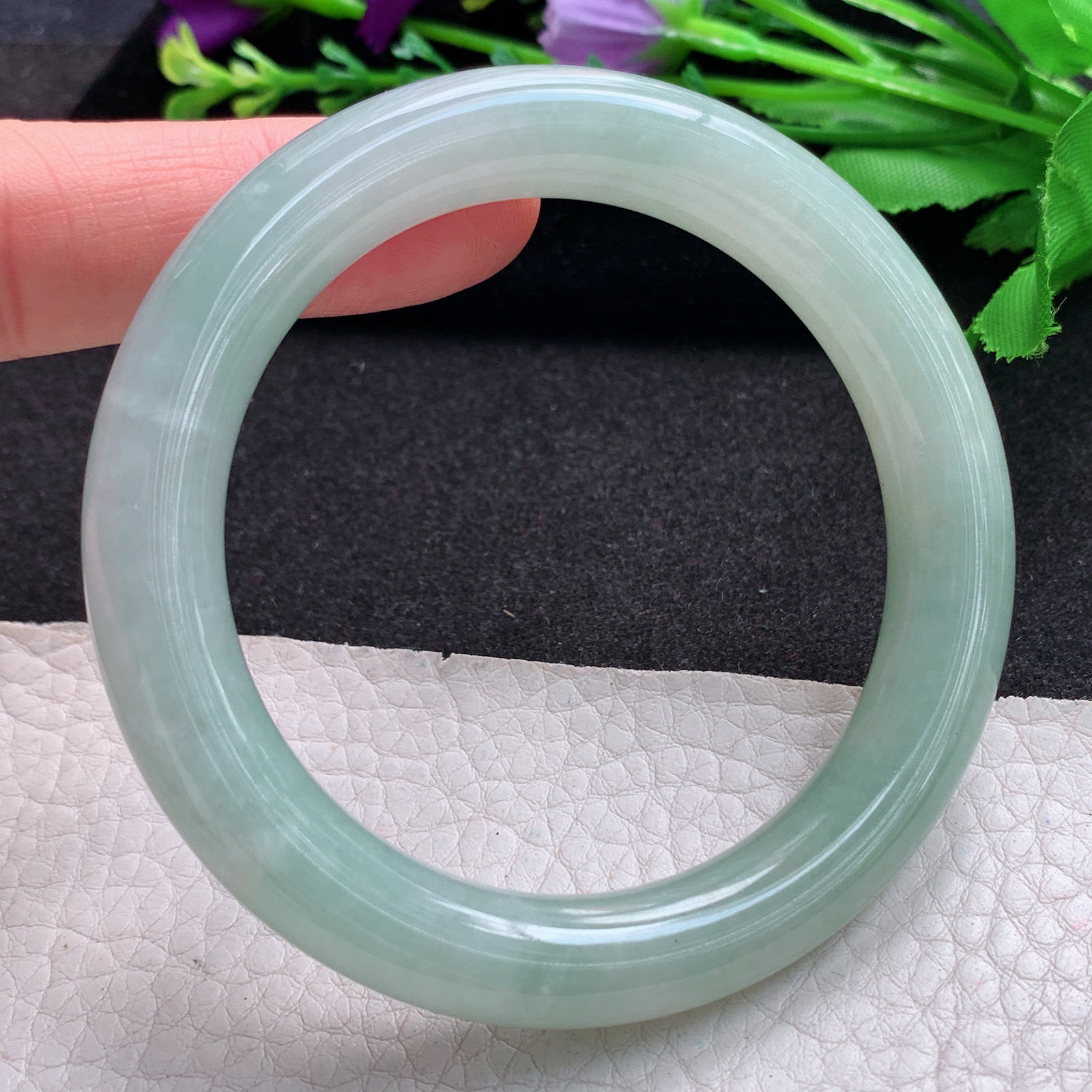 qh实拍55*10.5*10美人镯 缅甸翡翠A货玉手镯精美浅绿圆条玉手镯