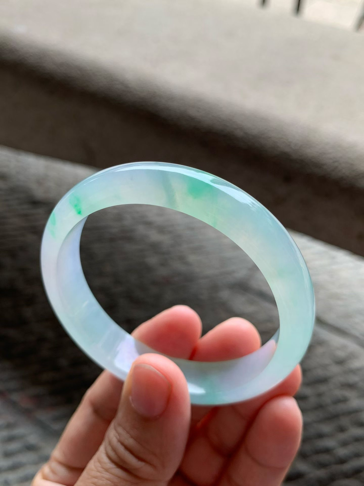 淡春彩正圈手镯尺寸55.8*12*7 老种通透，纯净细腻，胶感十足，紫绿相间，淡雅清新，上手灵气轻盈，清透感拉满！