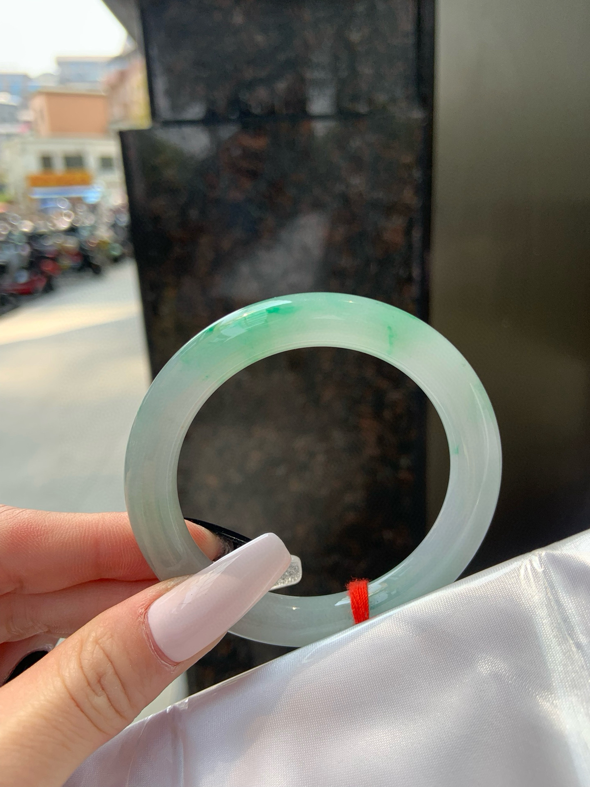 飘绿圆条
52.8-9.1-9.4
底妆细腻，飘绿花清爽秀气