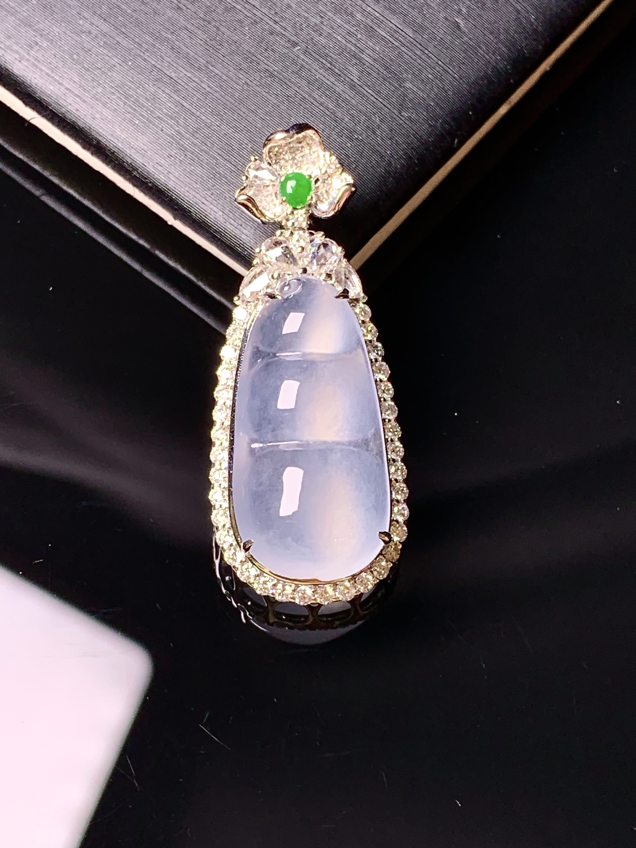 18k金钻镶嵌冰种四季豆吊坠 玉质细腻 色泽艳丽清新 水润亮眼 整体尺寸31.2*12.7*8f3