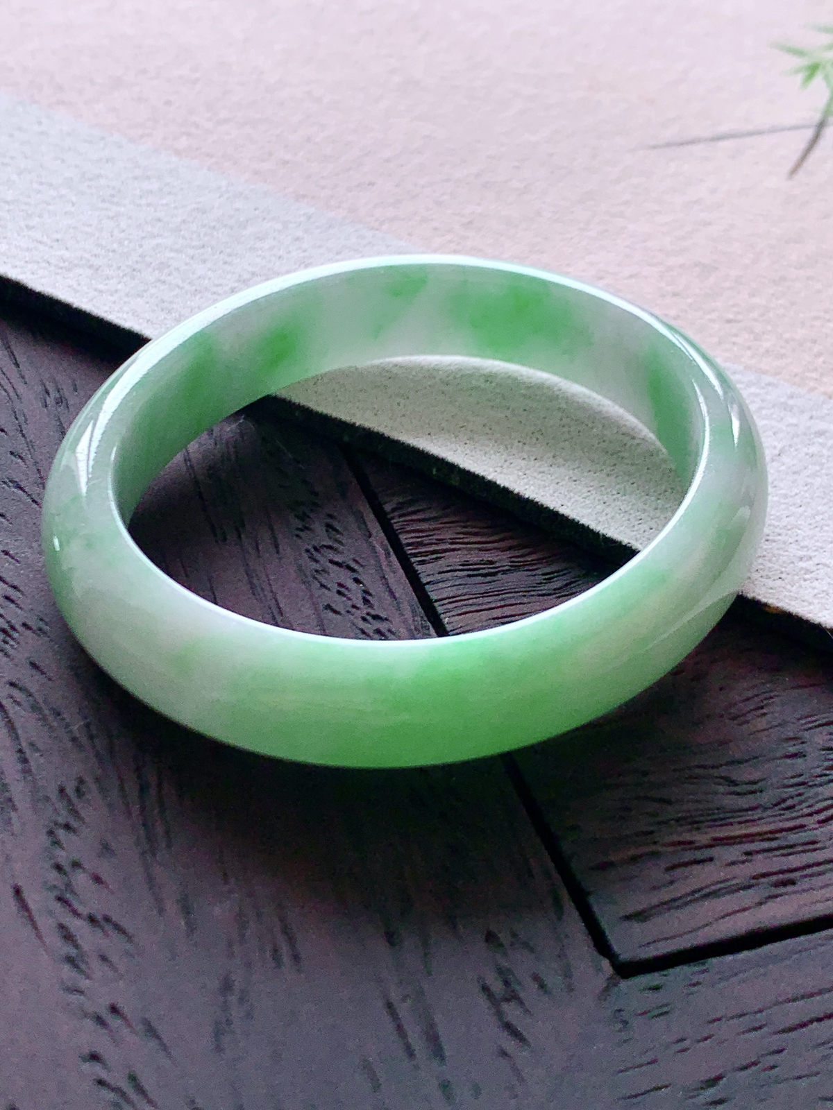 【手镯】️贵妃 圈口 55 56
【尺寸】57.5-49.5-11.3-6.8
【说明】翠烟绕镯 