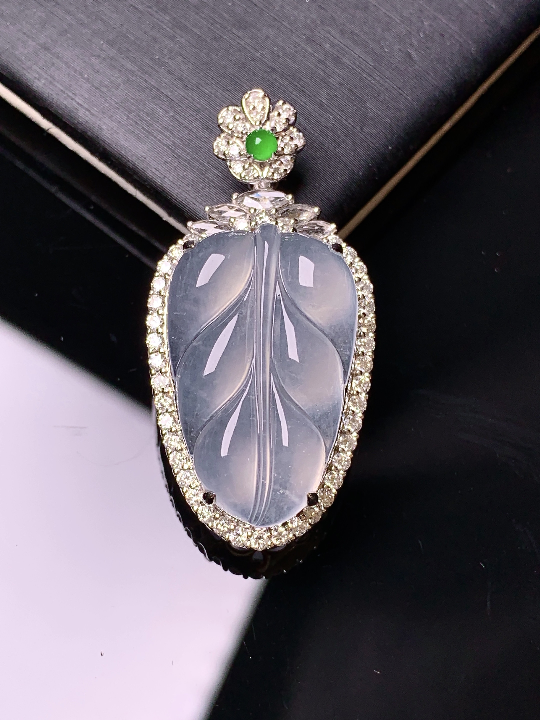 18k金钻镶嵌冰种树叶吊坠 玉质细腻 色泽艳丽清新 水润亮眼 整体尺寸35.2*17.2*8.2d2