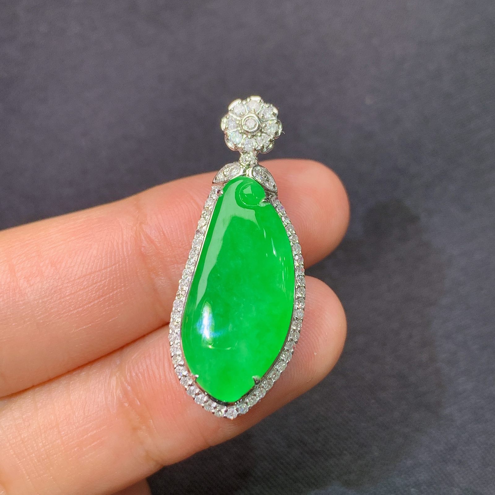 冰阳绿福瓜吊坠，18k金镶嵌，冰润色阳，玉质细腻，种水足，Yh1 尺寸31.8*12.5*7.3