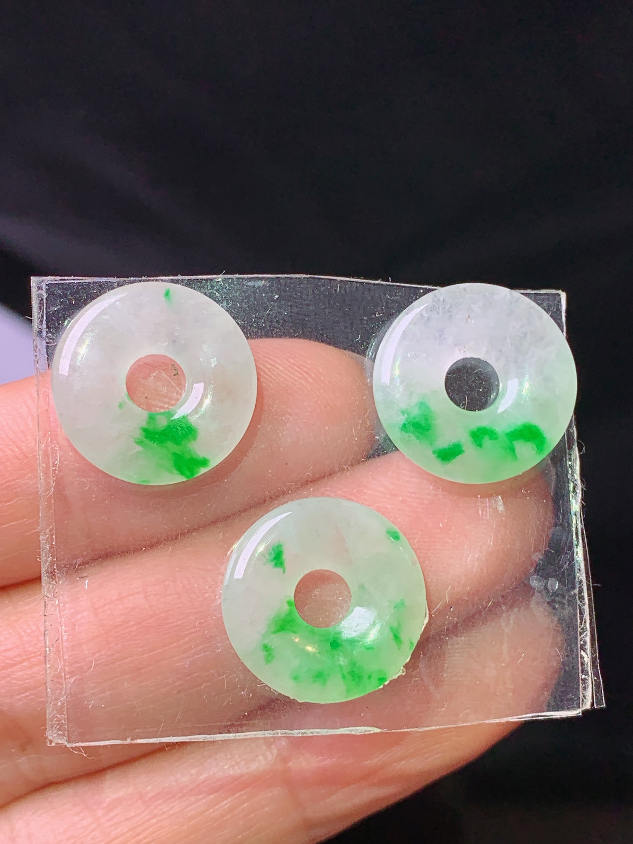 小裙裙 飘绿平安扣一手 玉质细腻 色泽艳丽清新 水润亮眼 整体尺寸14.3*3j3