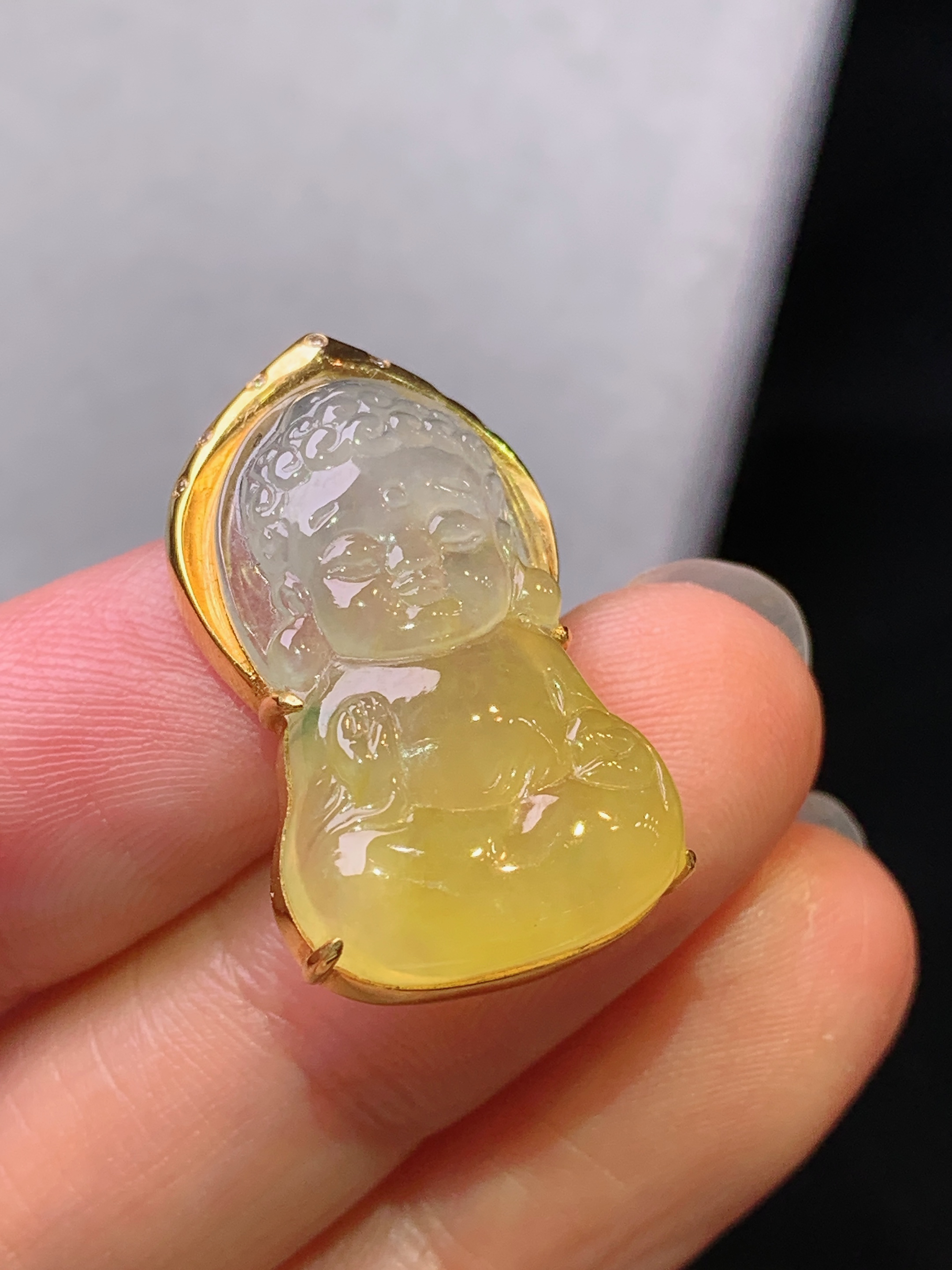 18k金钻镶嵌黄翡宝宝佛公吊坠 玉质细腻 色泽艳丽清新 水润亮眼 整体尺寸26*14.8*6.8m1