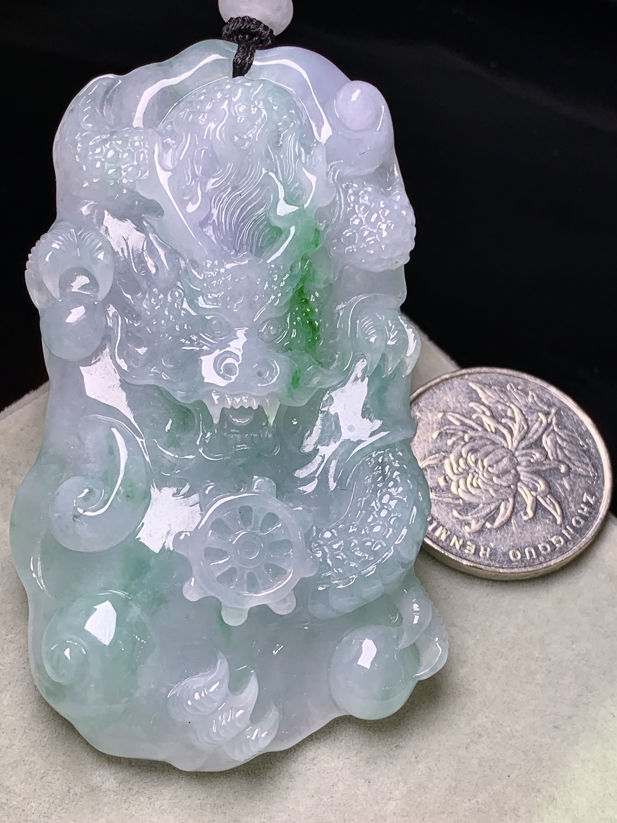 飘绿龙牌子吊坠 玉质细腻 色泽艳丽清新 水润亮眼 整体尺寸72.8*40.8*11.5L1