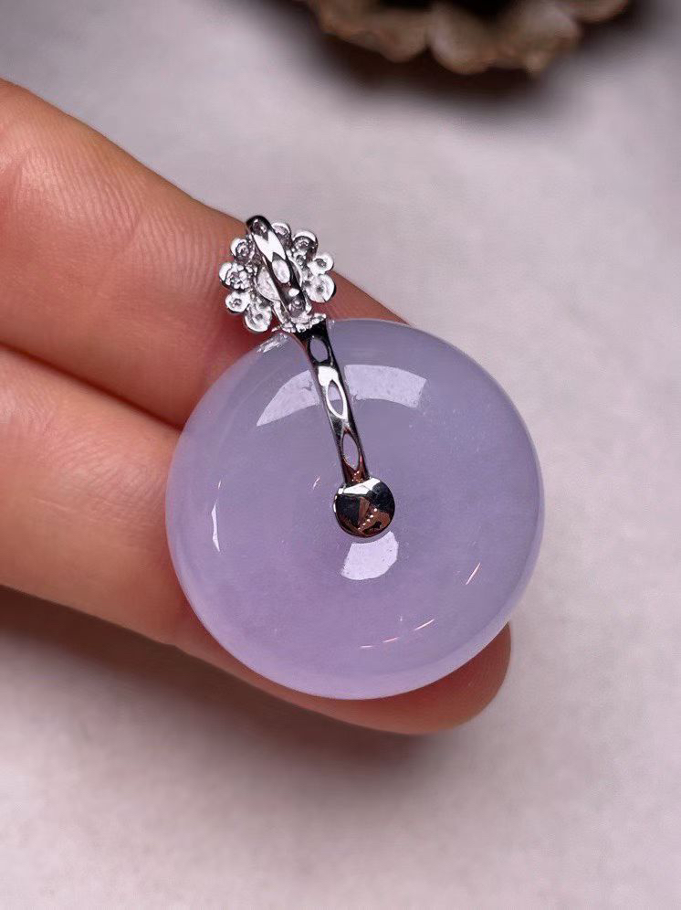 冰糯种淡紫罗兰平安扣吊坠、真金真钻镶嵌，种水好，玉质细腻 .裸石尺寸 24.2