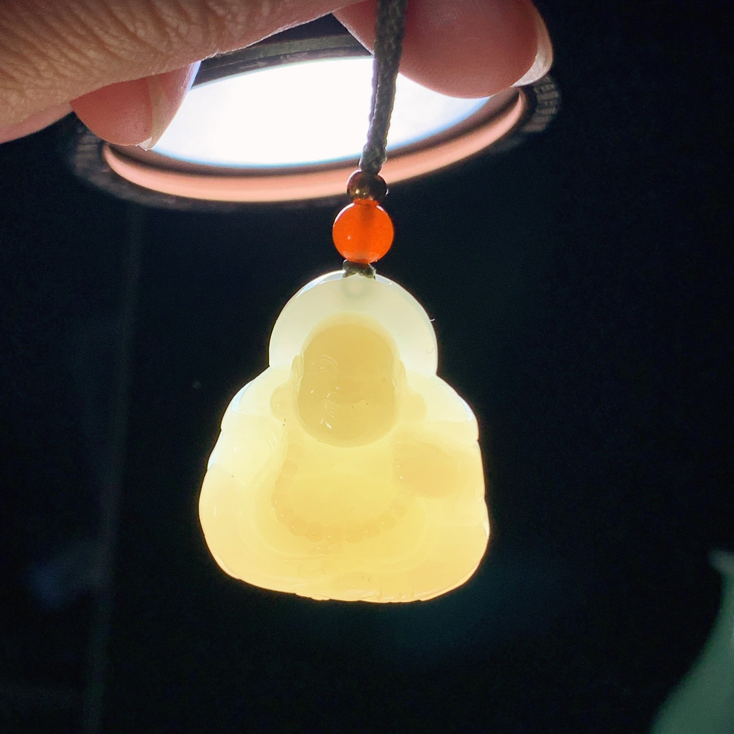 1新疆和田玉若羌黄口料佛引福来挂件尺寸27/25/14重14.5克 玉质细腻油润 底色纯净 脂粉好，品质好。lt260323