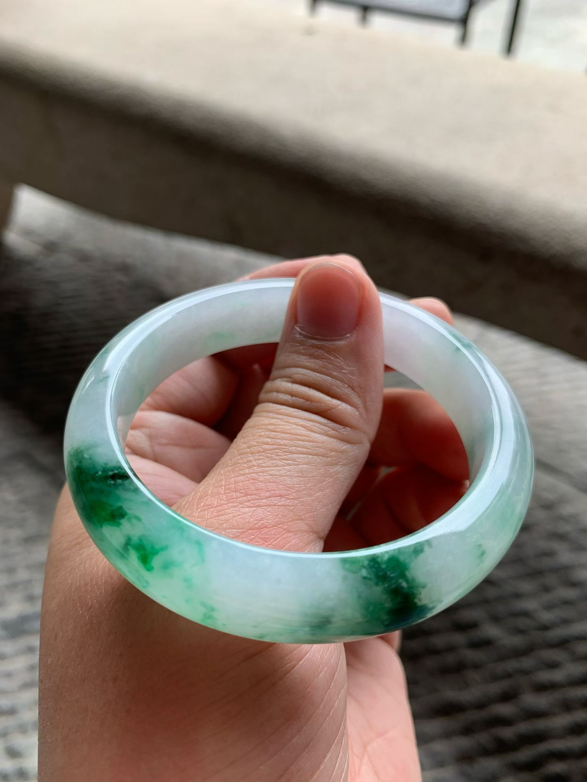 飘绿花正圈手镯尺寸55.5*13*8 种质细腻，温润柔和，底子清爽，绿花浓淡相宜，低调又显贵！