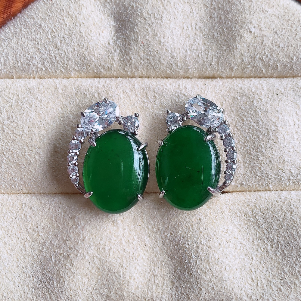 冰满绿翡翠925银镶嵌耳钉，自然光实拍，翠色灵动，颜色漂亮，种老水足，品相佳，佩戴佳品！W481.2