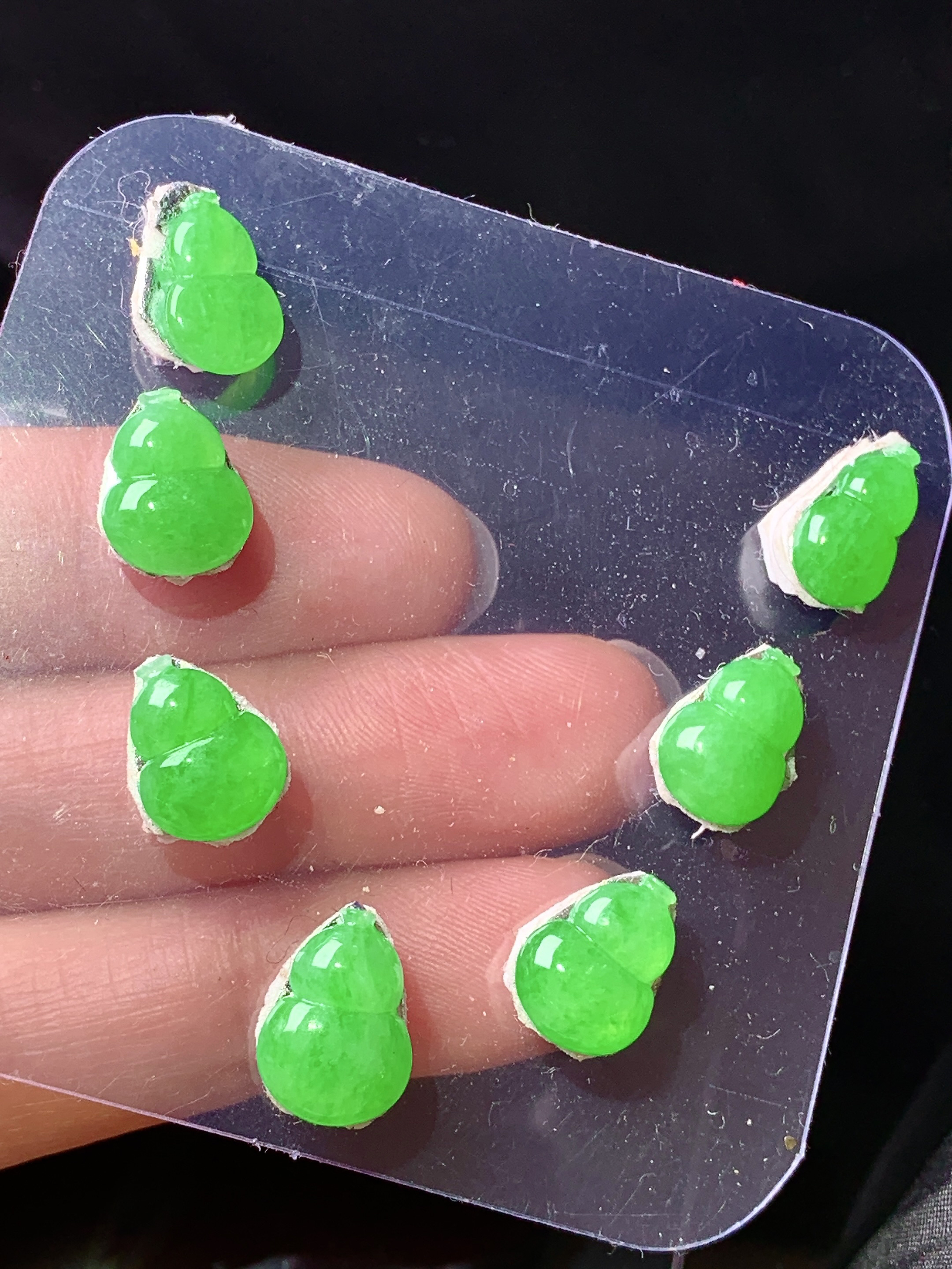 镶嵌款 翠绿葫芦一手 玉质细腻 色泽艳丽清新 水润亮眼 整体尺寸11.5*8.5*3j3