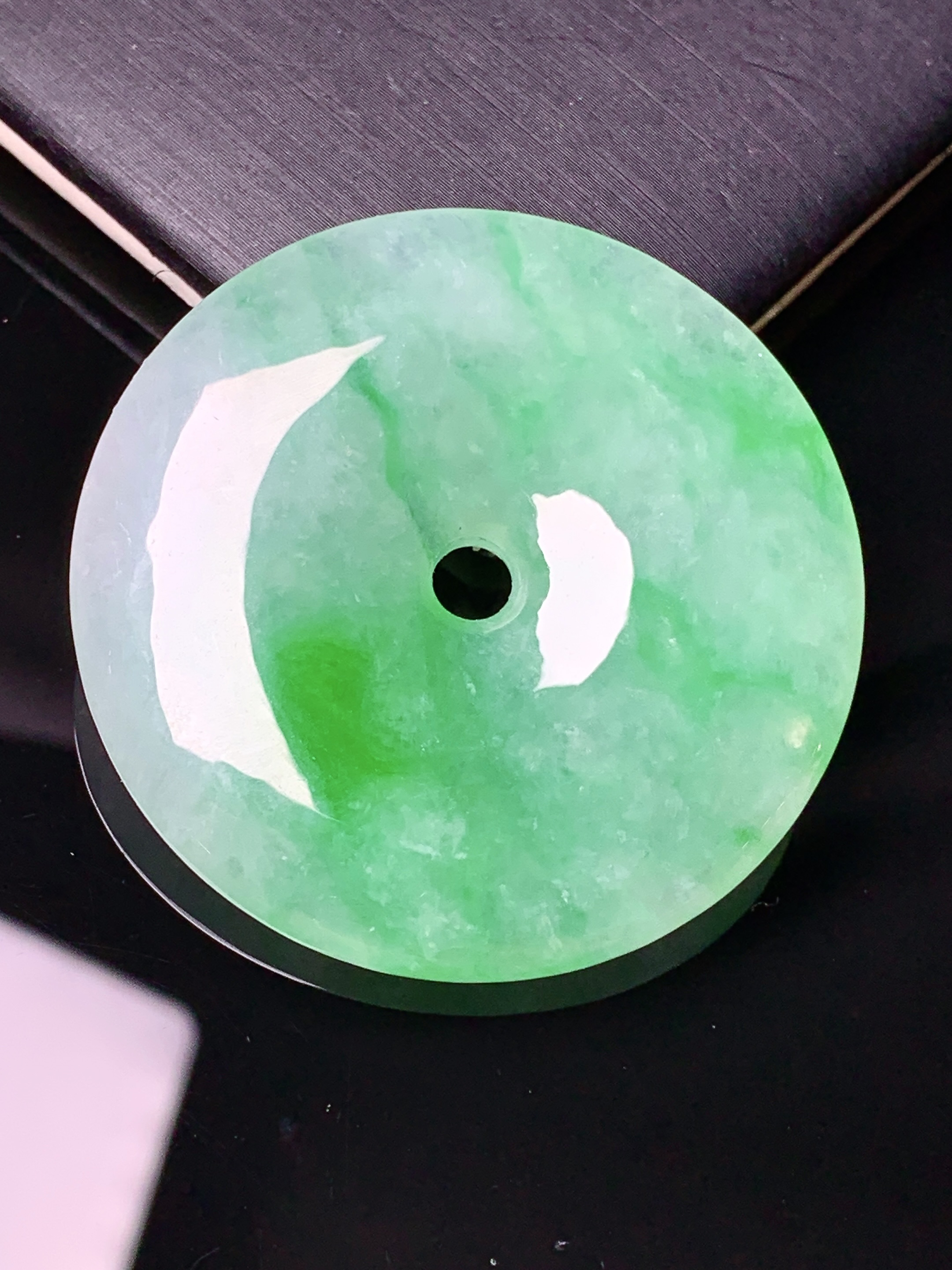 飘绿平安扣吊坠 玉质细腻 色泽艳丽清新 水润亮眼 整体尺寸39.5*6.2j3