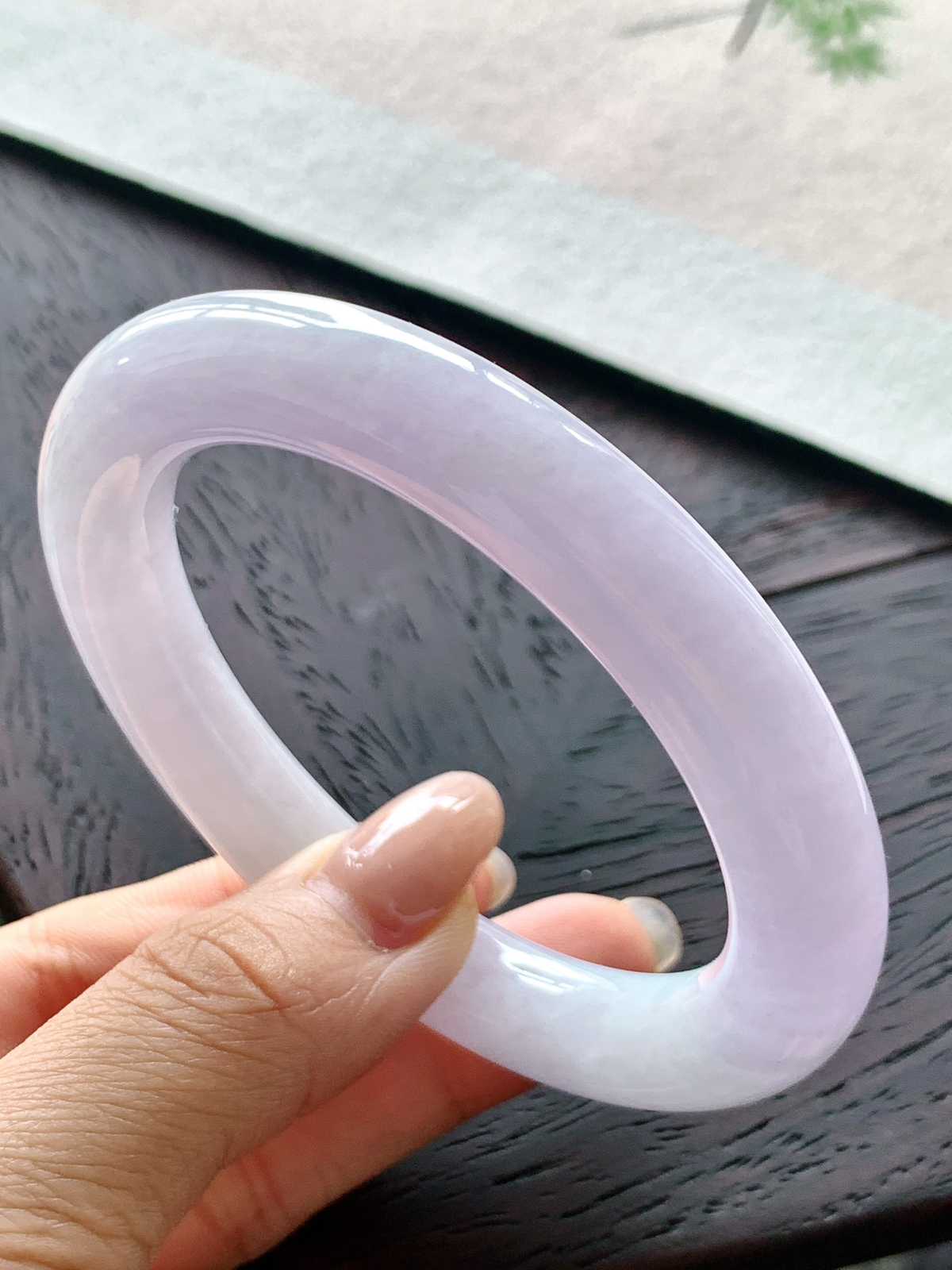 【手镯】️圆条 圈口 57 58
【尺寸】56.3-10.3-10.6
【说明】莫奈花园 冰紫罗兰 种老细腻 缅甸A货翡翠 完美