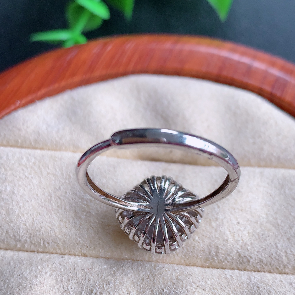 冰润满绿精美佛公翡翠戒指  玉质细腻  冰清玉润  飘花灵动  颜色漂亮  W481.21   内径尺寸：19-13-7.3mm  裸石尺寸：8-10mm