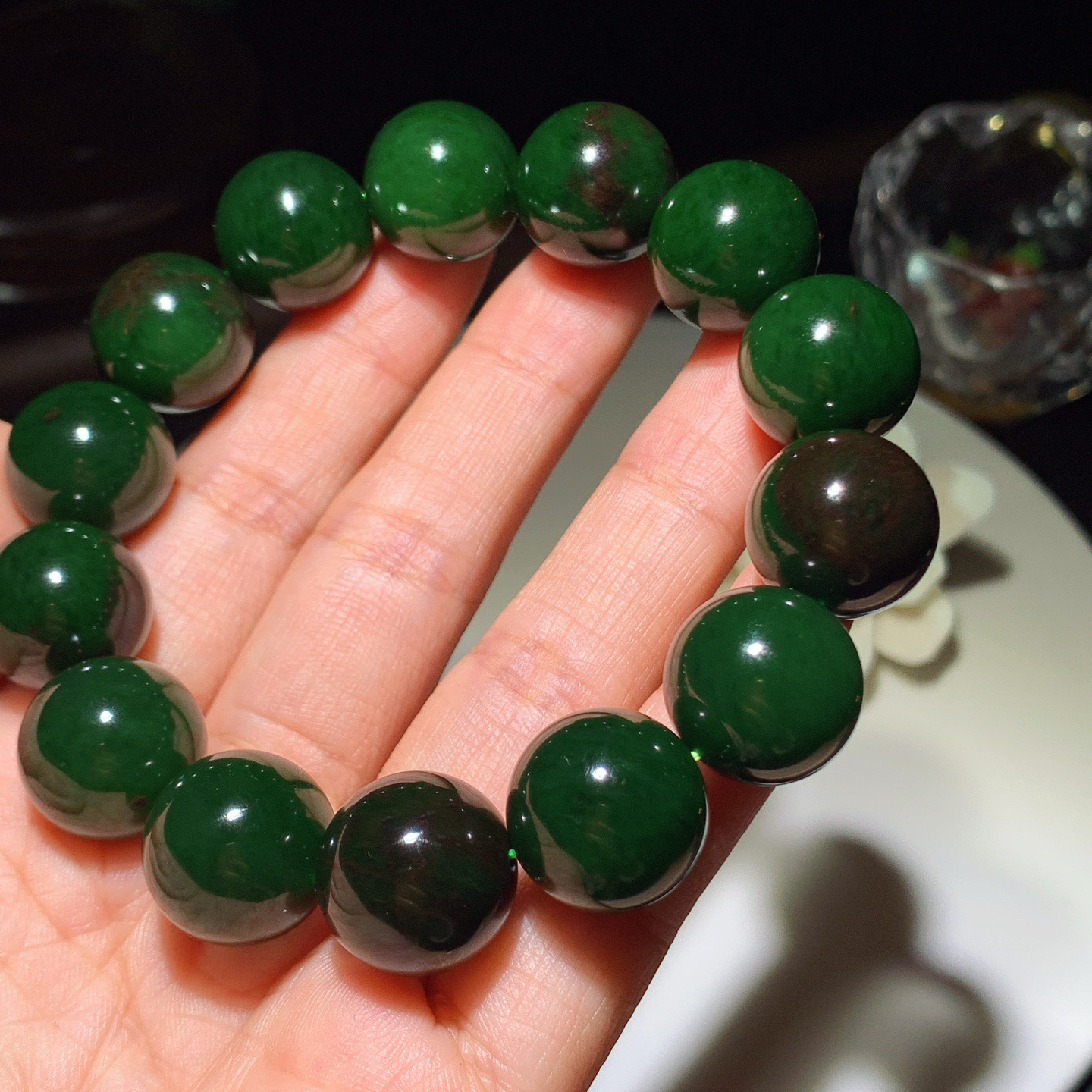 和田玉七号矿红皮料菠菜绿俄罗斯碧玉圆珠手串。单颗尺寸16！玉质细腻油润 底色纯净 脂粉好，品质好。lt260323