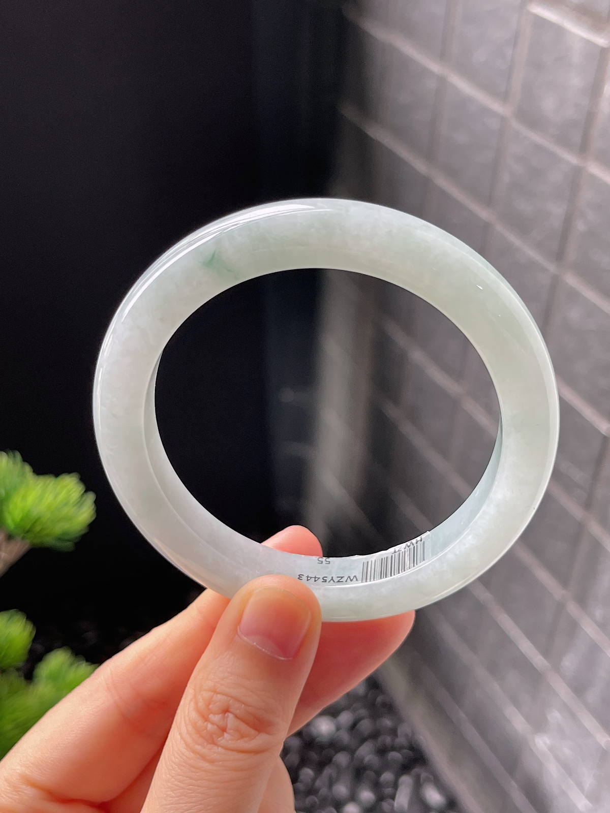 正圈55圈口，翡翠糯化种淡绿色手镯