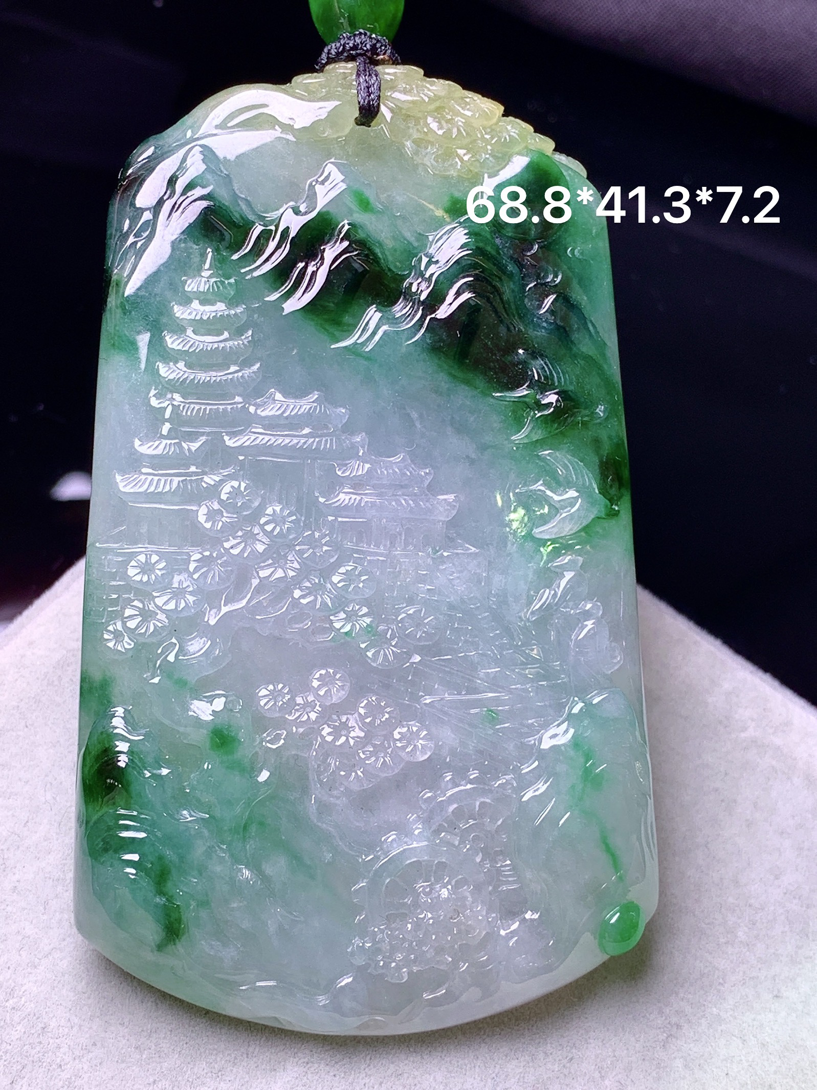 飘绿山水牌子吊坠 玉质细腻 色泽艳丽清新 水润亮眼 整体尺寸68.8*41.3*7.2L1