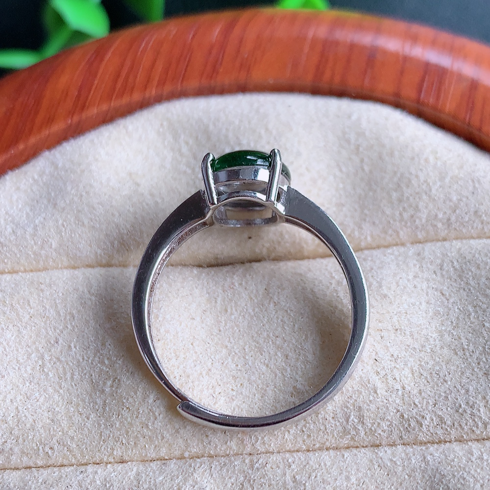 冰润满绿精美环形翡翠戒指  玉质细腻  冰清玉润  飘花灵动  颜色漂亮  W481.21   内径尺寸：18-10-5.8mm  裸石尺寸：10-8mm