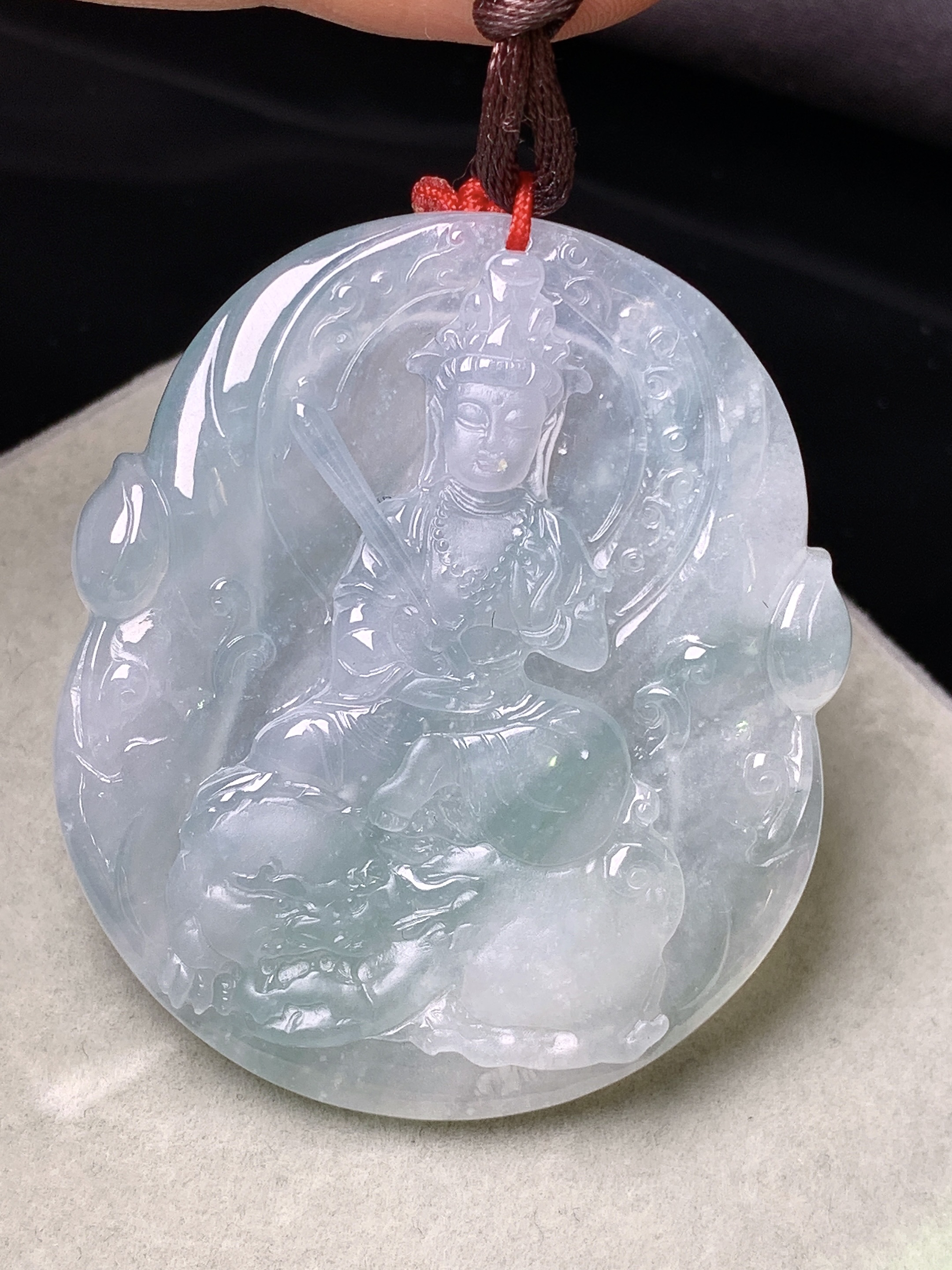 飘绿文殊观音菩萨吊坠 玉质细腻 色泽艳丽清新 水润亮眼 整体尺寸50.8*43.2*5.6b2