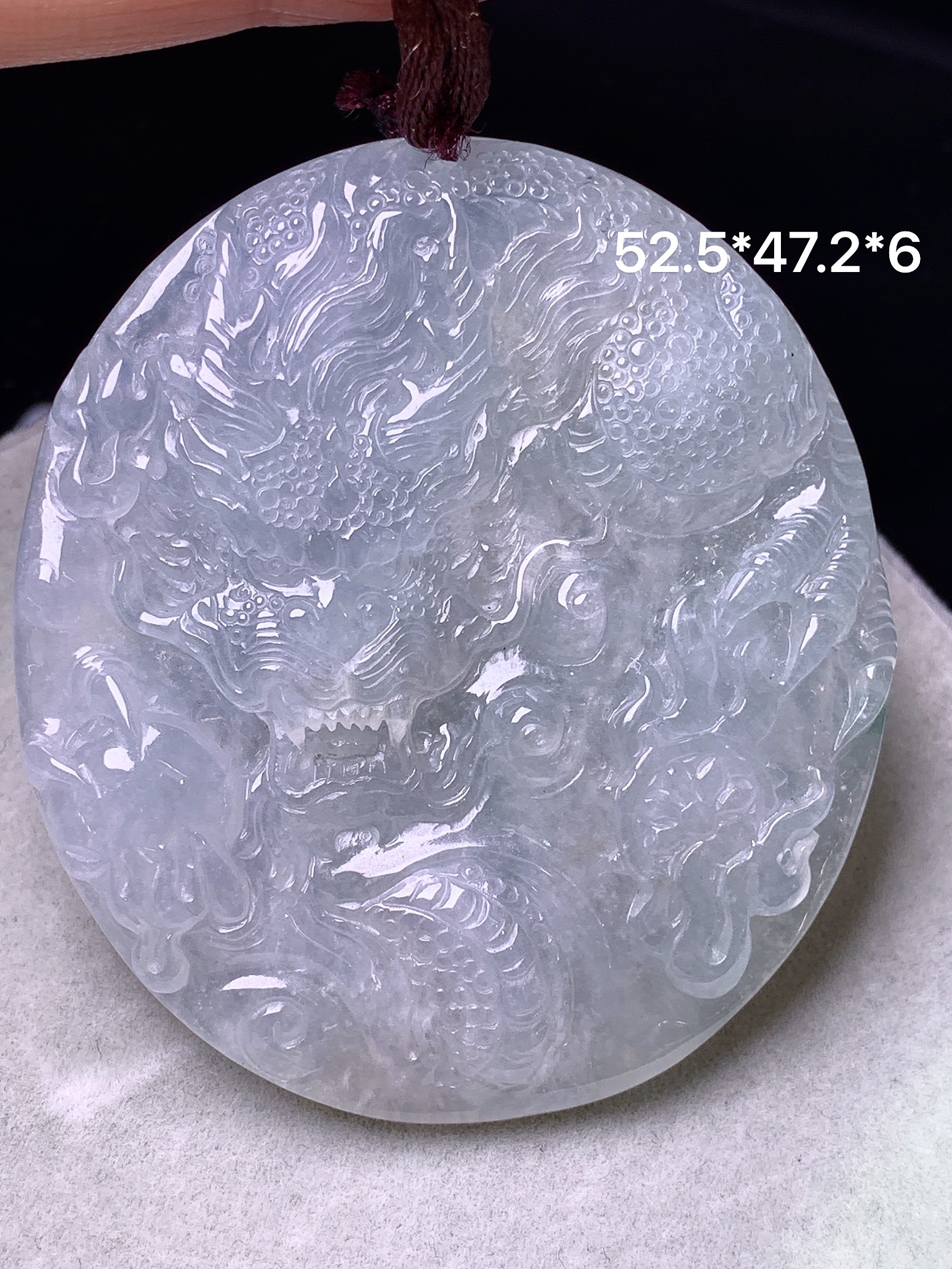 冰种龙牌子吊坠 玉质细腻 色泽艳丽清新 水润亮眼 整体尺寸52.5*47.2*6b2