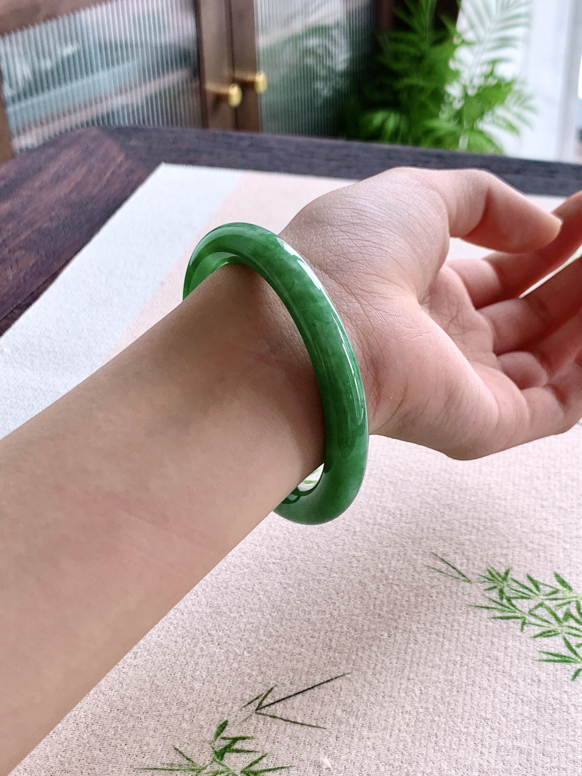 【手镯】️圆条 圈口 53 54
【尺寸】52.9-8.7-8.5
【说明】满绿凝脂 冰阳绿 满绿 小圈口 种老细腻 缅甸A货翡翠 有细纹