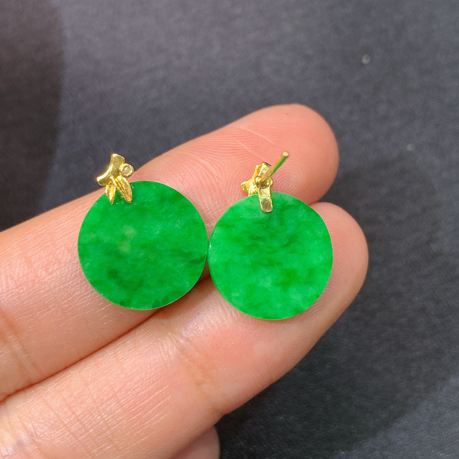 阳绿圆牌耳钉，18k金镶嵌，简约时尚，冰润色阳，种水足，Xyg 尺寸12.6*1.8