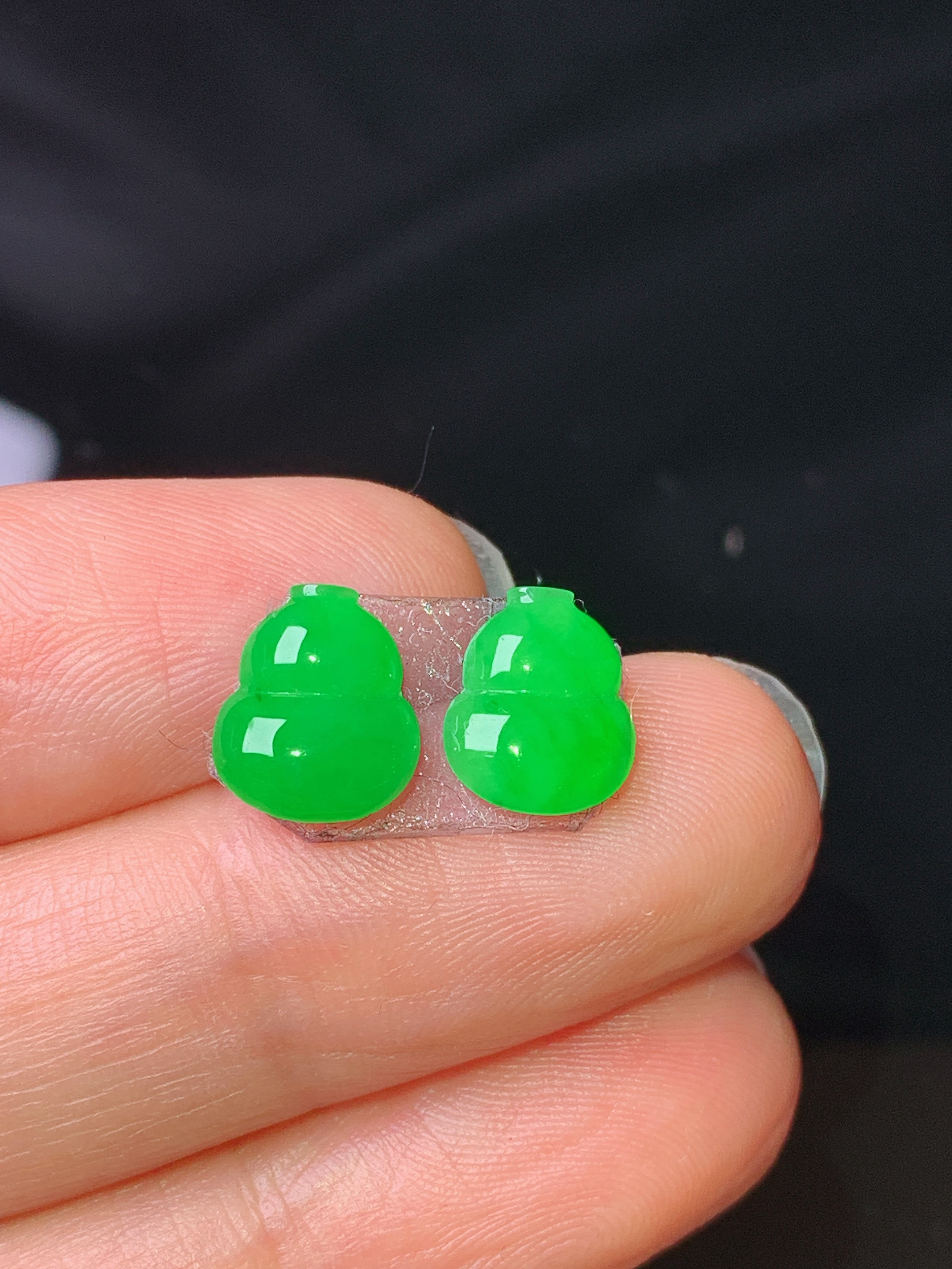 镶嵌款 翠绿葫芦一对 玉质细腻 色泽艳丽清新 水润亮眼 整体尺寸9*7.6*2.6j3