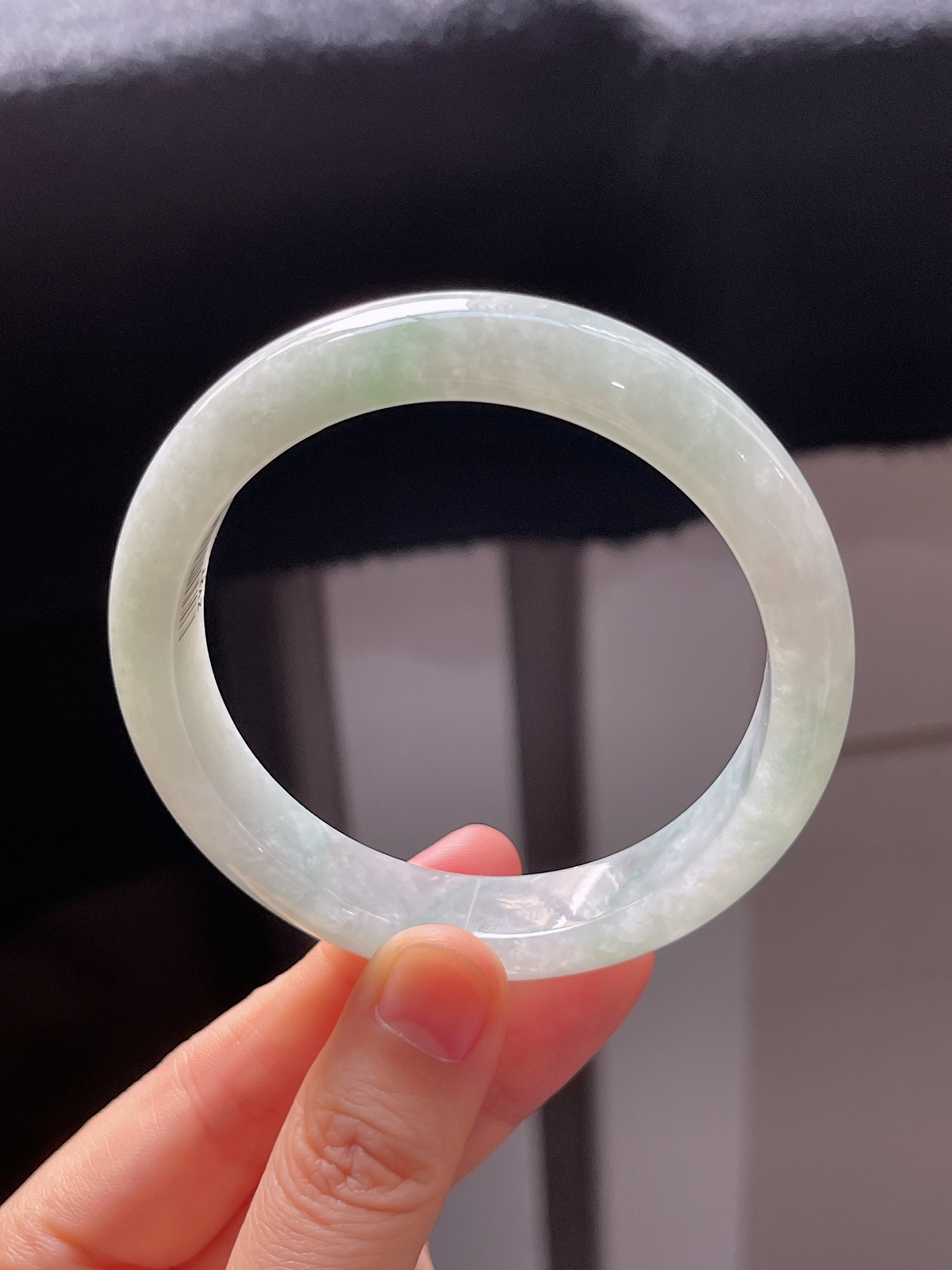 正圈56.8圈口，翡翠糯化种淡绿色手镯