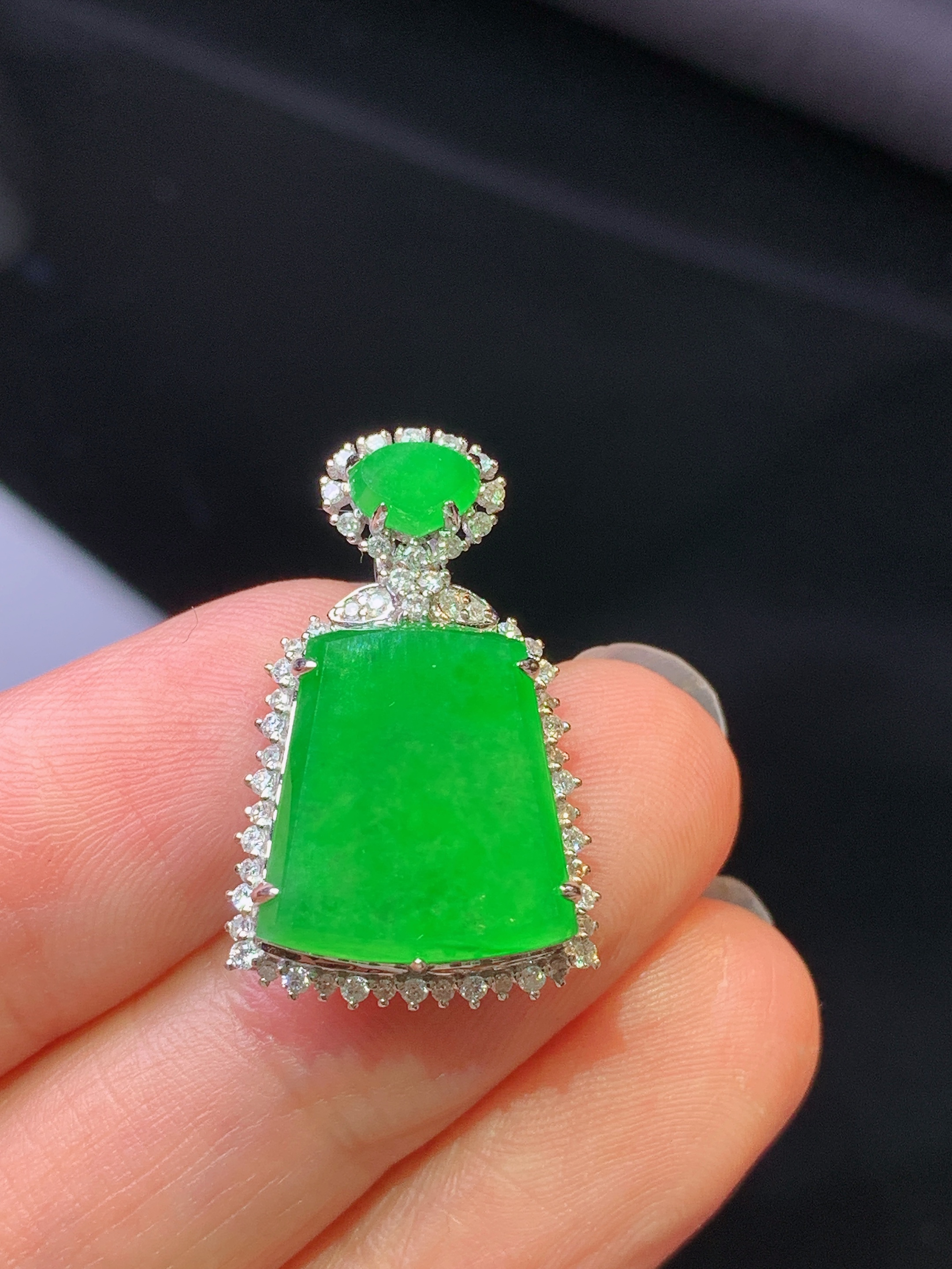 18k金钻镶嵌翠绿无事牌吊坠 玉质细腻 色泽艳丽清新 水润亮眼 整体尺寸24.6*15.6*7.5f1