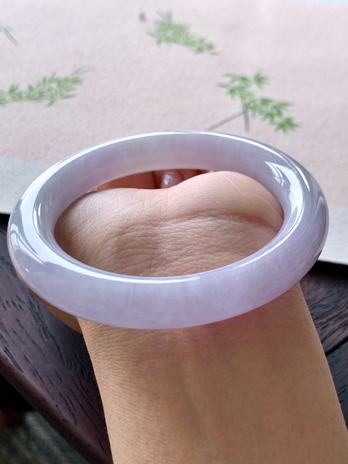 【手镯】️圆条 圈口 57 58
【尺寸】56.3-10.3-10.6
【说明】莫奈花园 冰紫罗兰 种老细腻 缅甸A货翡翠 完美