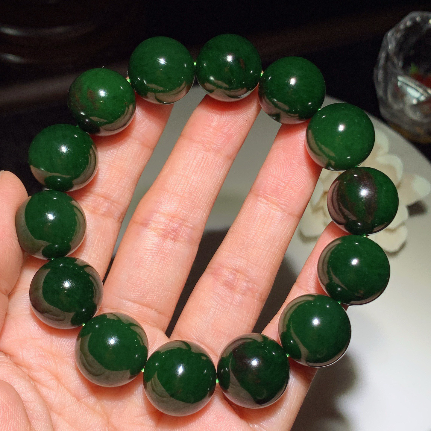 和田玉七号矿红皮料菠菜绿俄罗斯碧玉圆珠手串。单颗尺寸16！玉质细腻油润 底色纯净 脂粉好，品质好。lt260323