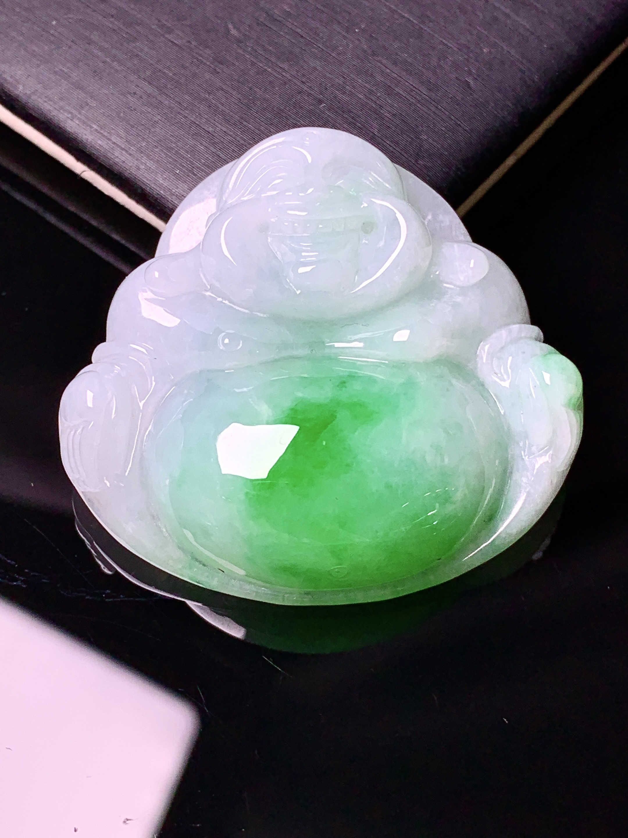 飘绿佛公吊坠 玉质细腻 色泽艳丽清新 水润亮眼 整体尺寸33.8*36.8*10.2x1