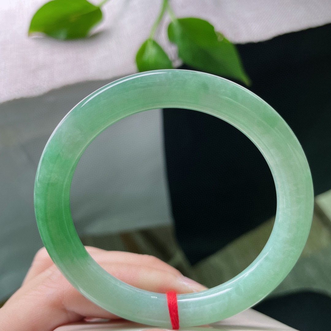 56.8/9，绿底圆条，颜色鲜艳夺目，佩戴贵气，温柔贤惠，水润