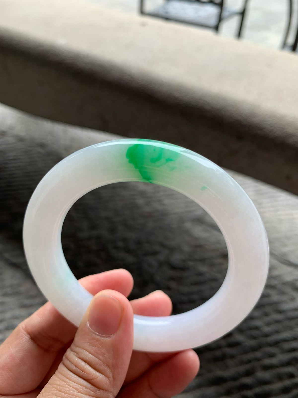 飘绿圆条手镯尺寸57*12*12 版型圆润厚实，底子白皙温润，一抹翠色正阳鲜辣，青翠耀眼！