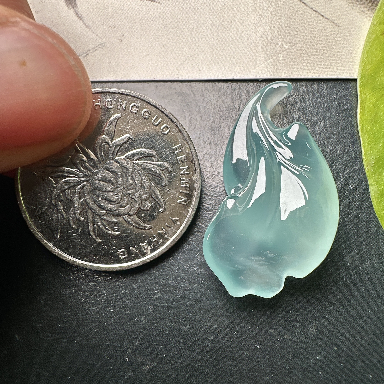 【冰种天空蓝随形裸石】随形银杏叶，质地非常细腻干净，冰润十足，种老冰透，收藏品质