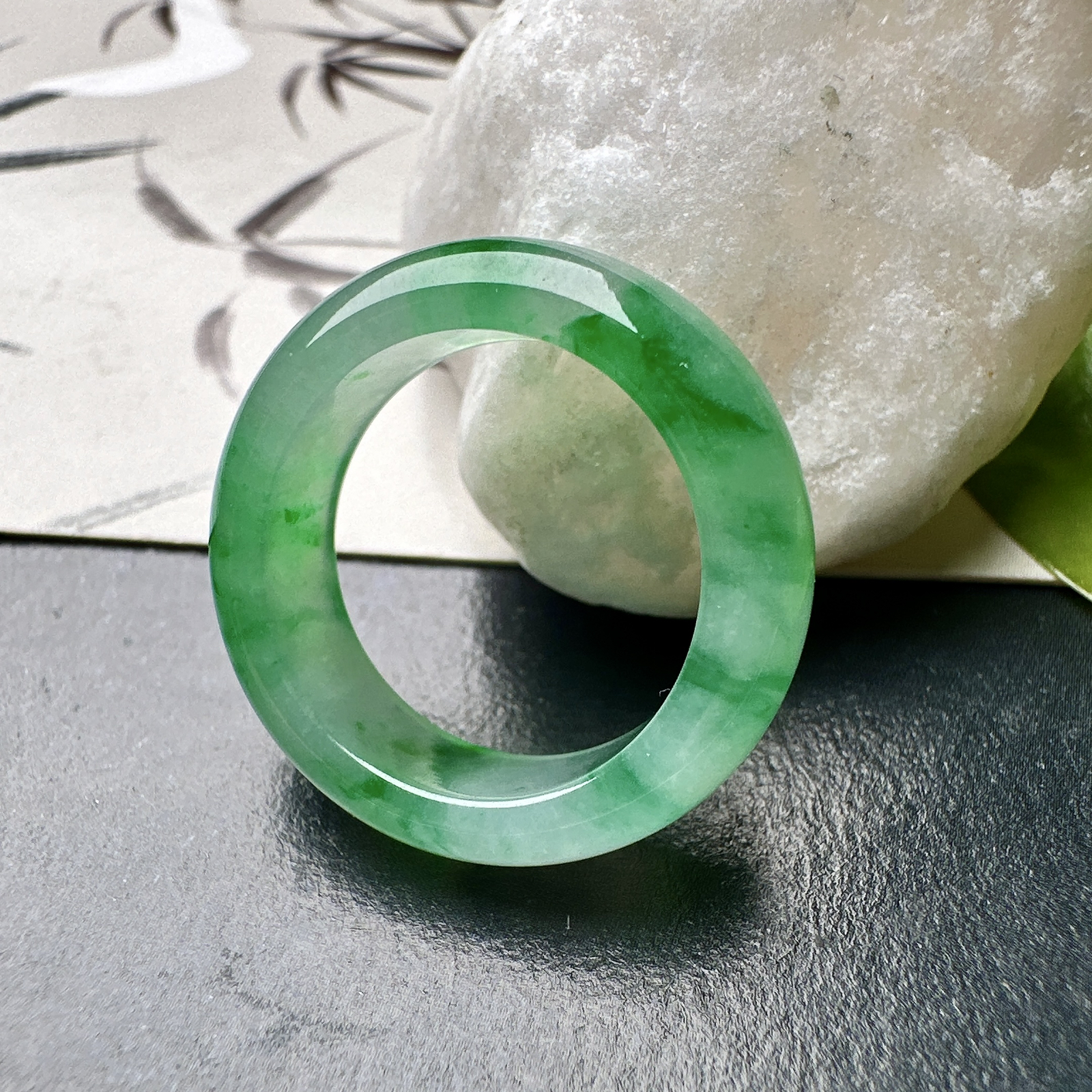 【冰种飘绿戒圈】难得的冰润度，难得的好颜色，韵味十足，古色古香。也可当甜甜圈佩戴