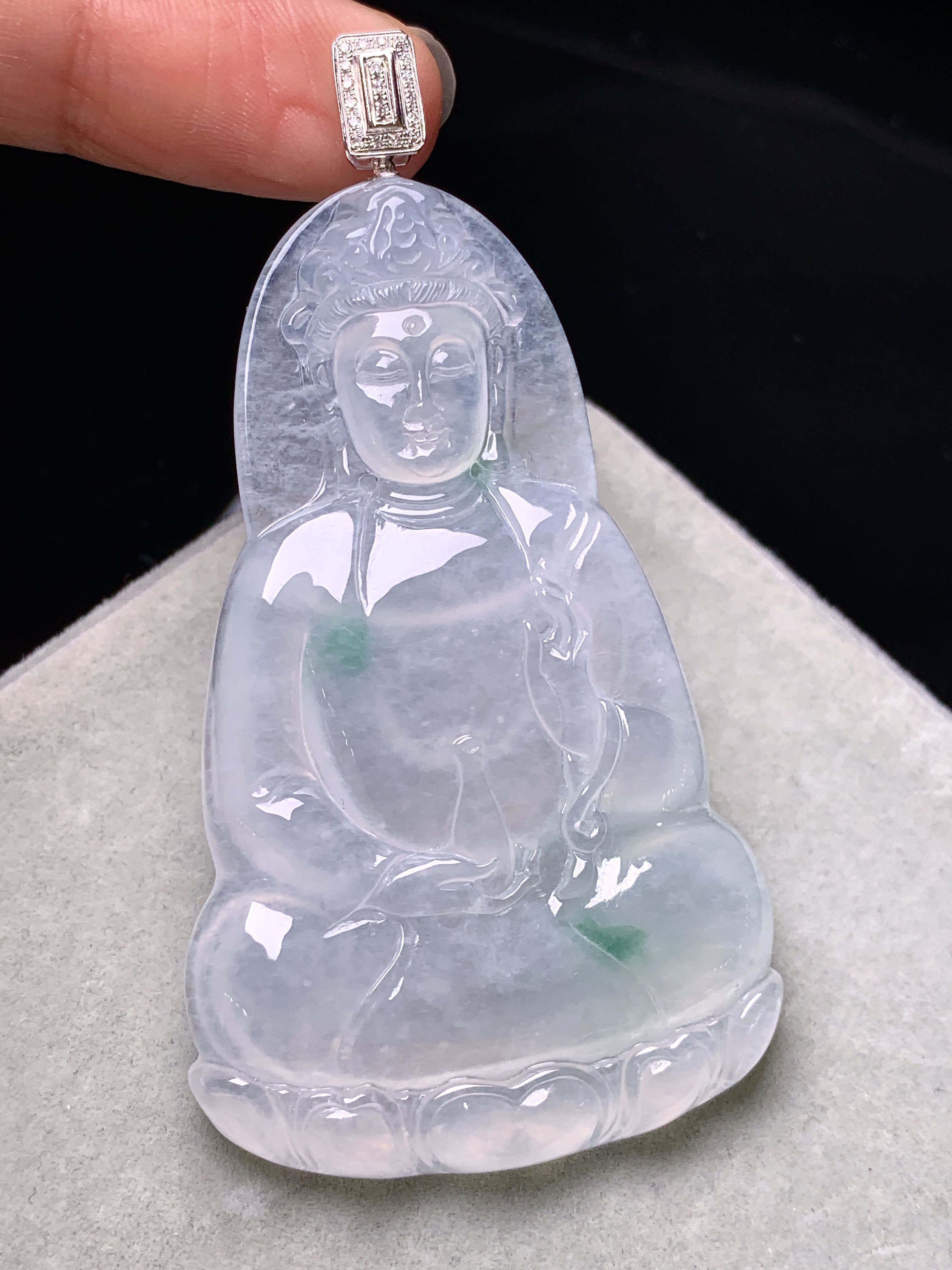 18k金钻镶嵌冰种观音菩萨吊坠 玉质细腻 色泽艳丽清新 水润亮眼 整体尺寸70*37.5*6L1