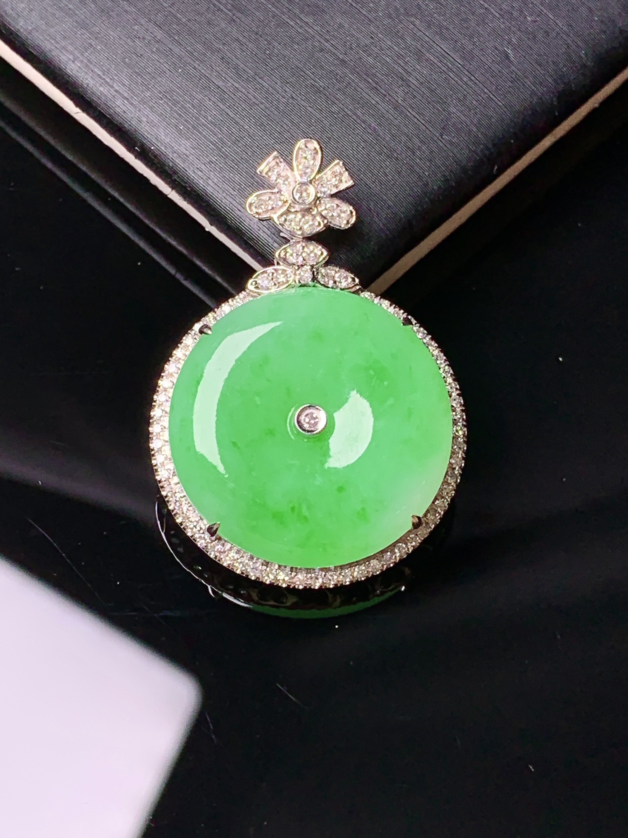 18k金钻镶嵌翠绿平安扣吊坠 玉质细腻 色泽艳丽清新 水润亮眼 整体尺寸29.6*20.6*5.6f
