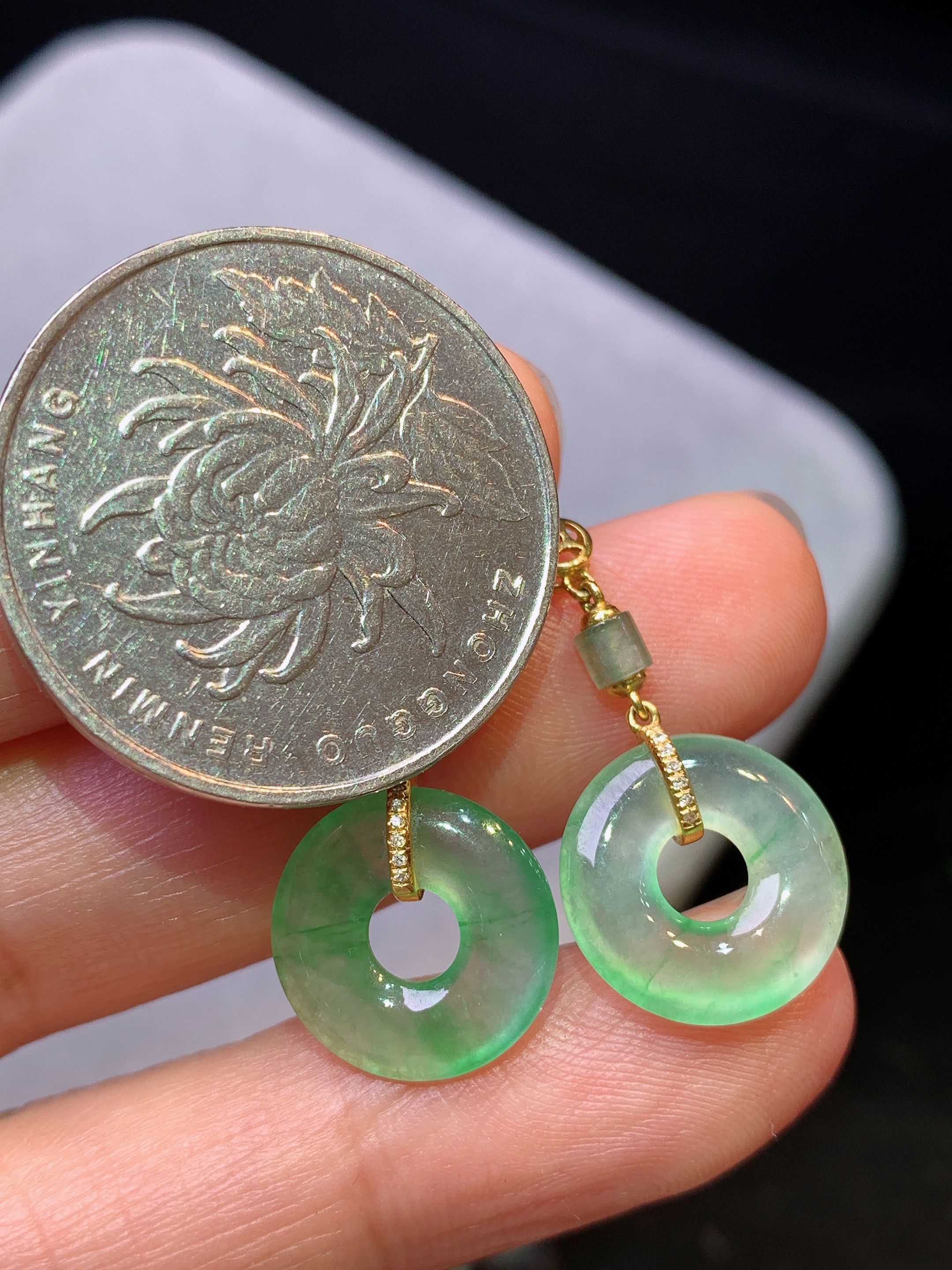 18k金钻镶嵌冰种平安扣耳坠 玉质细腻 色泽艳丽清新 水润亮眼 整体尺寸34.6*12.7*2.7m1