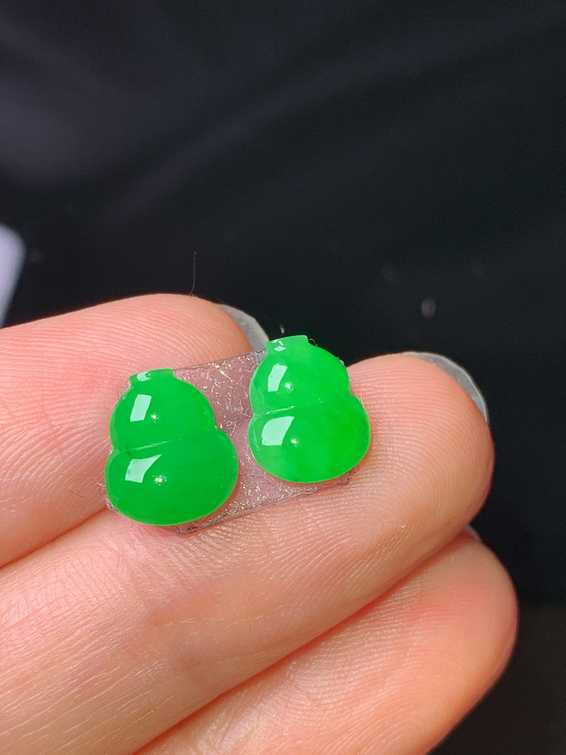 镶嵌款 翠绿葫芦一对 玉质细腻 色泽艳丽清新 水润亮眼 整体尺寸9*7.6*2.6j3