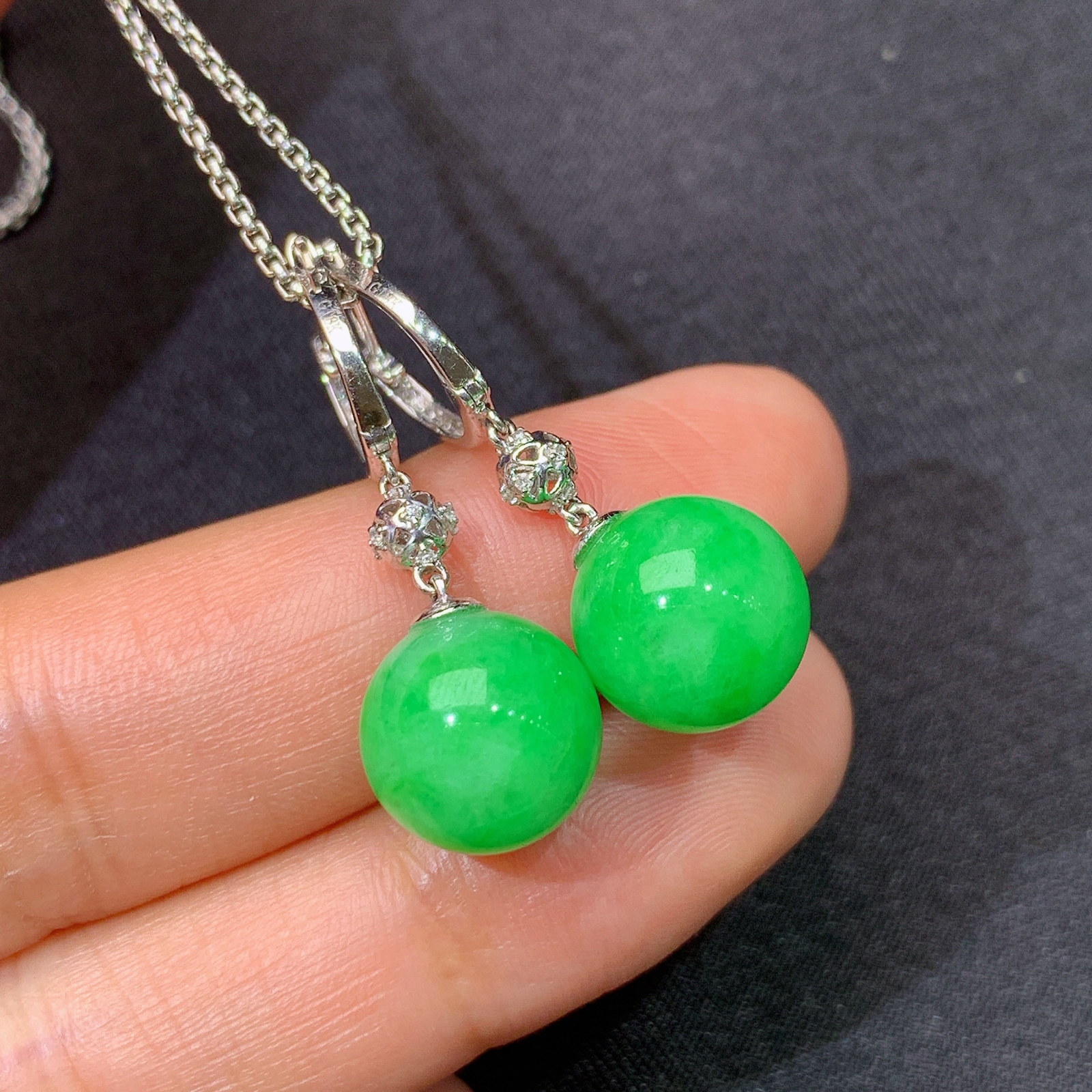 翠绿圆珠耳坠，18k金镶嵌，简约时尚，冰润色阳，种水足，Xyg 尺寸10.5