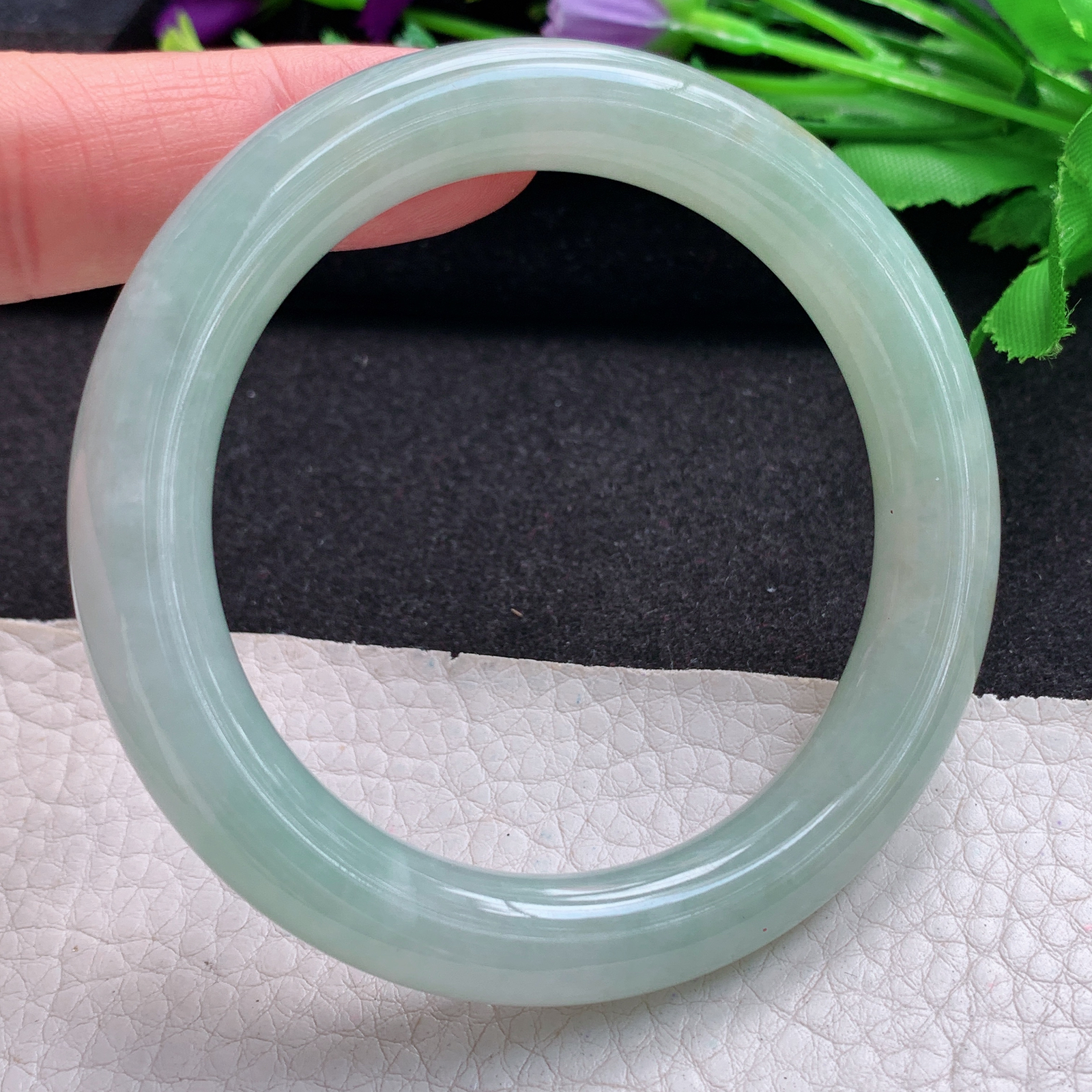 qh实拍55*10.5*10美人镯 缅甸翡翠A货玉手镯精美浅绿圆条玉手镯