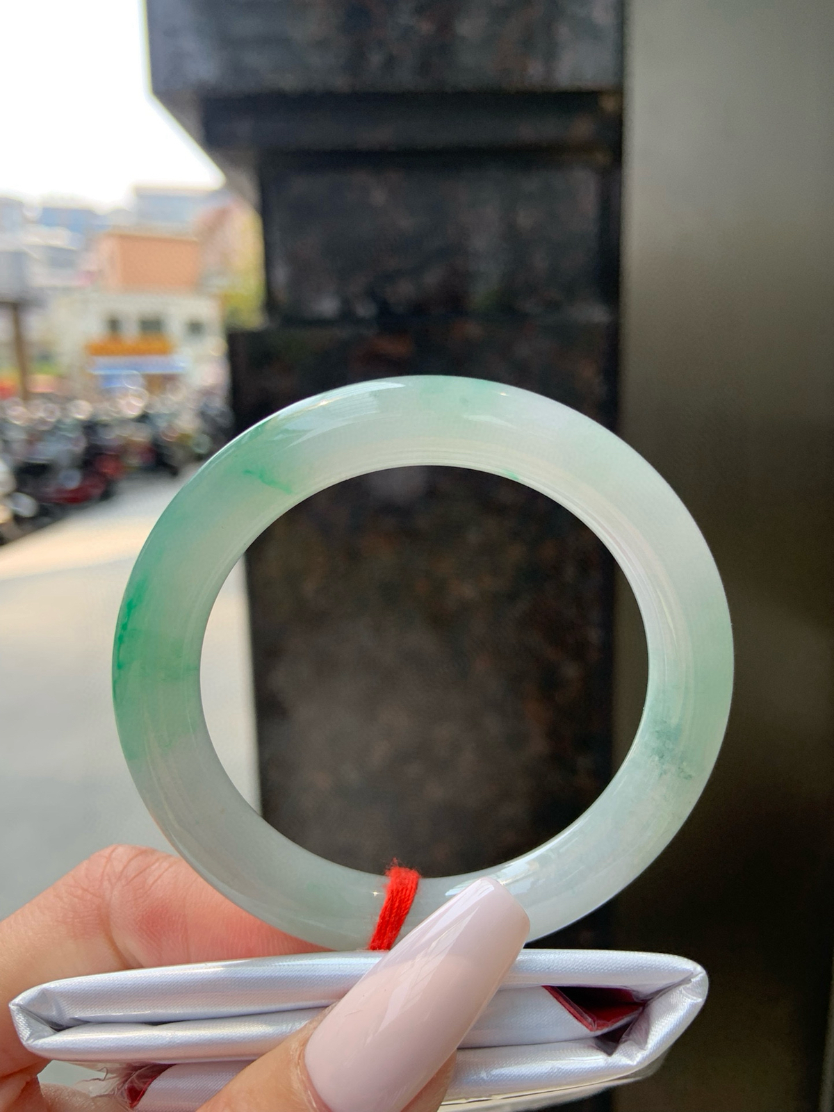 飘绿圆条
52.8-9.1-9.4
底妆细腻，飘绿花清爽秀气