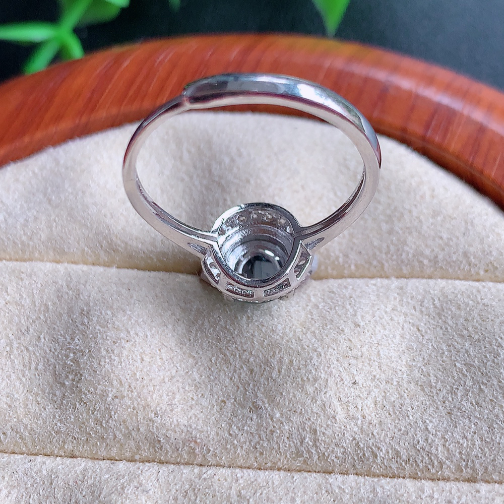 冰晴水精美环形翡翠戒指  玉质细腻  冰清玉润  飘花灵动  颜色漂亮  W481.21   内径尺寸：18-9.5-6.3mm  裸石尺寸：7mm