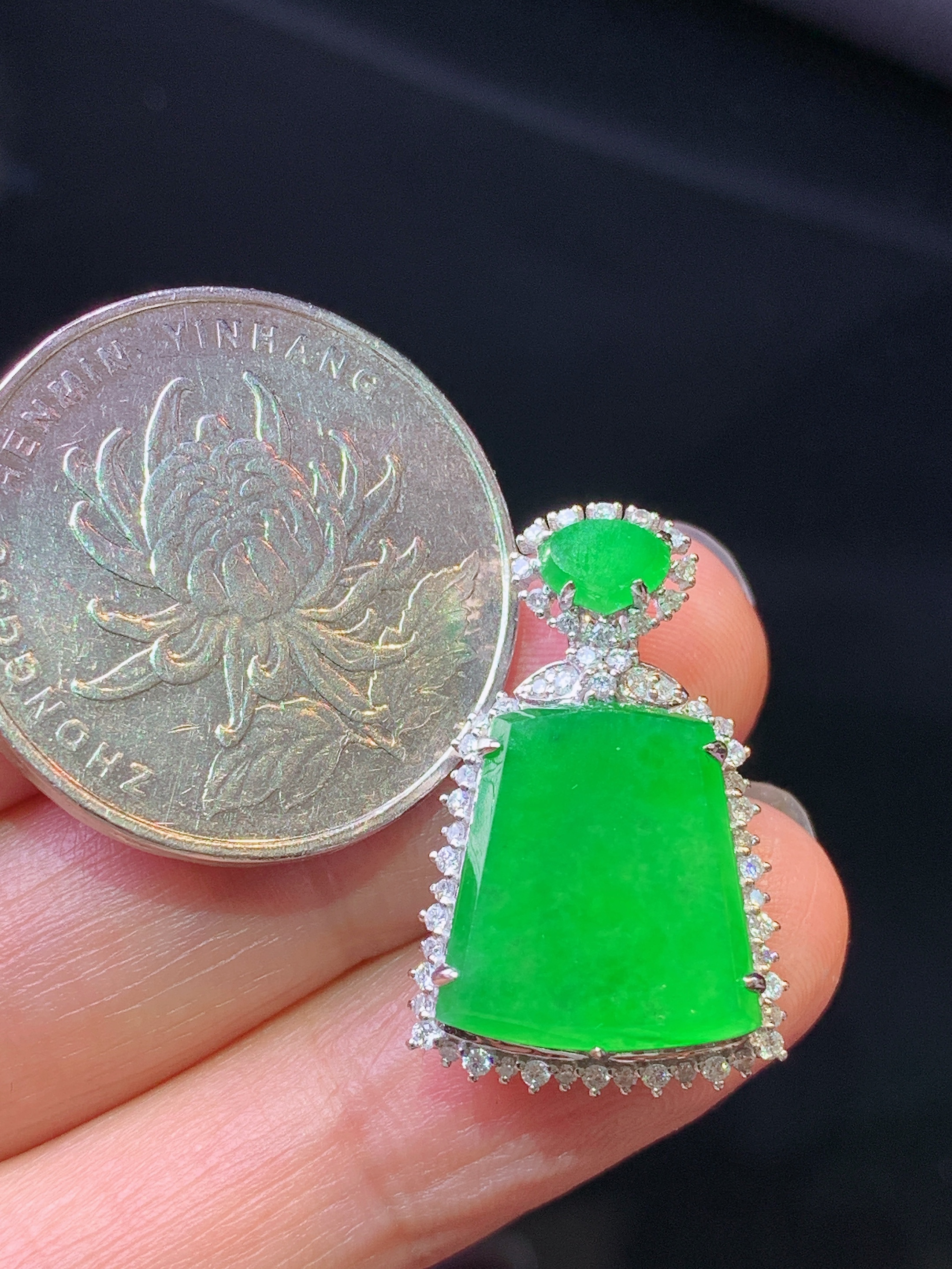 18k金钻镶嵌翠绿无事牌吊坠 玉质细腻 色泽艳丽清新 水润亮眼 整体尺寸24.6*15.6*7.5f1
