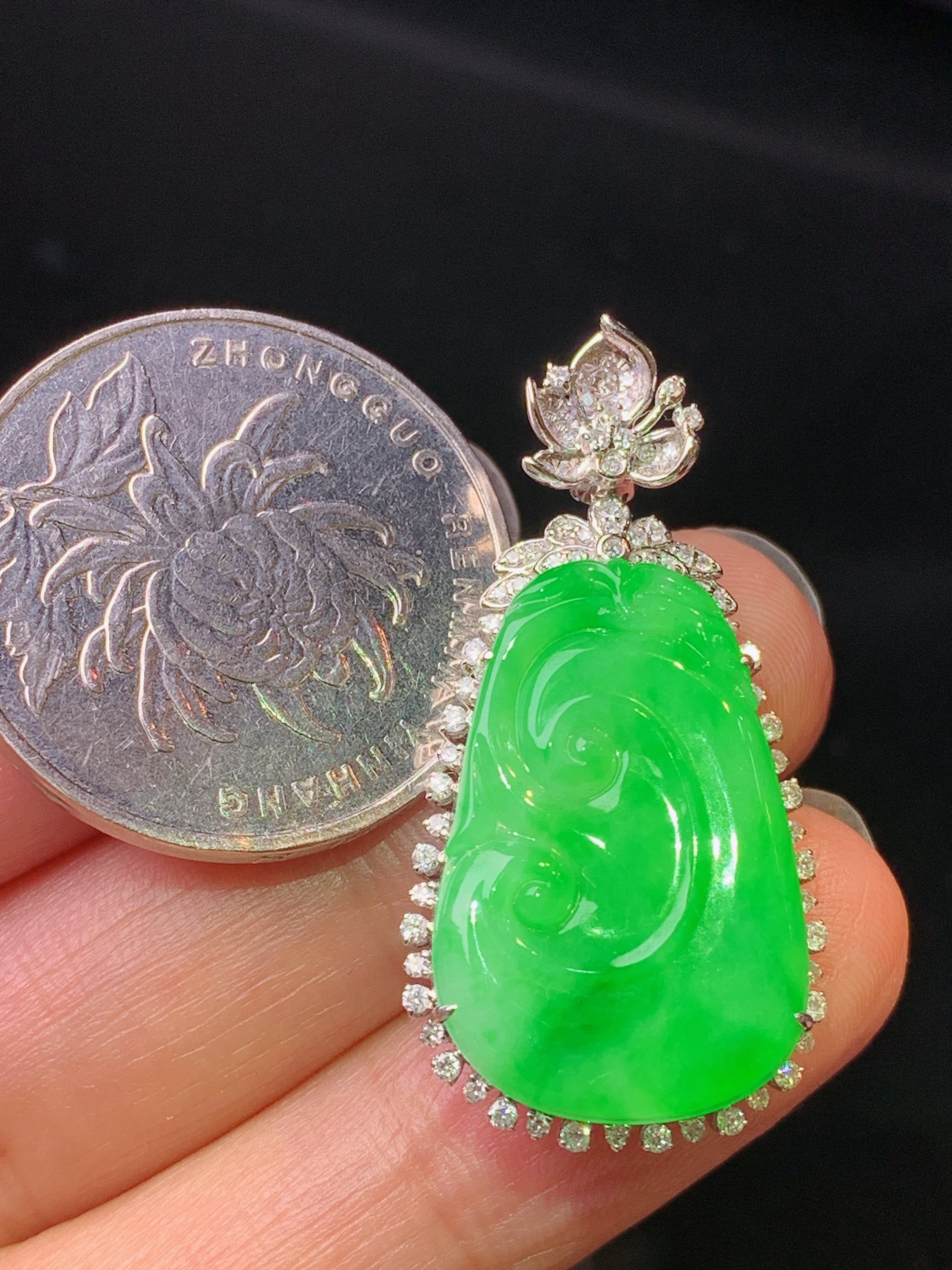 18k金钻镶嵌翠绿如意吊坠 玉质细腻 色泽艳丽清新 水润亮眼 整体尺寸35*17.5*6.5b1