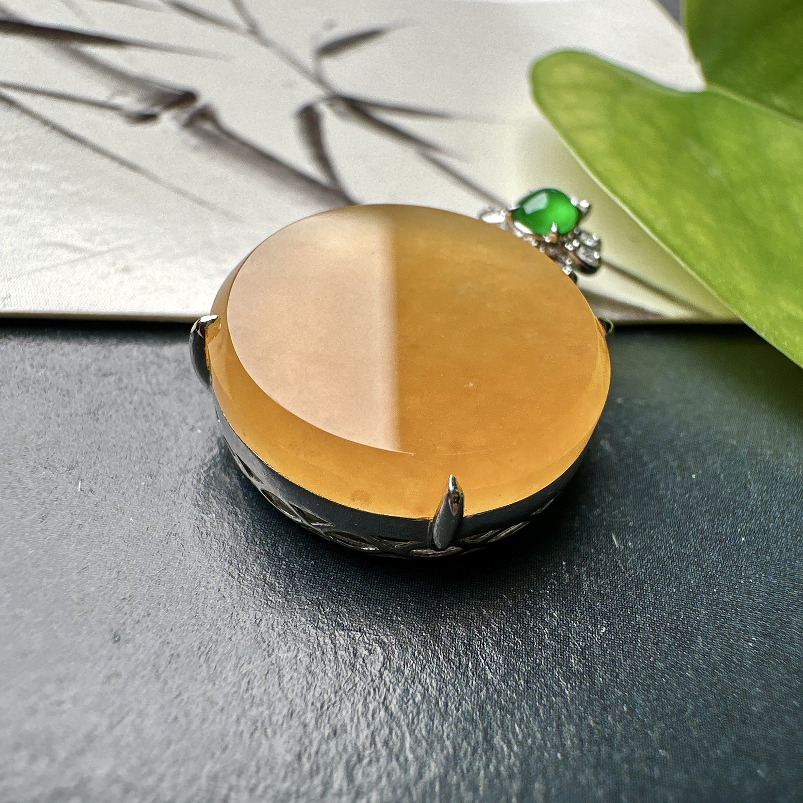 【冰种黄翡圆无事牌吊坠】质地细腻，冰润通透，晶莹闪亮。收藏品质，18k金钻镶嵌，裸石尺寸16.3*3.4毫米