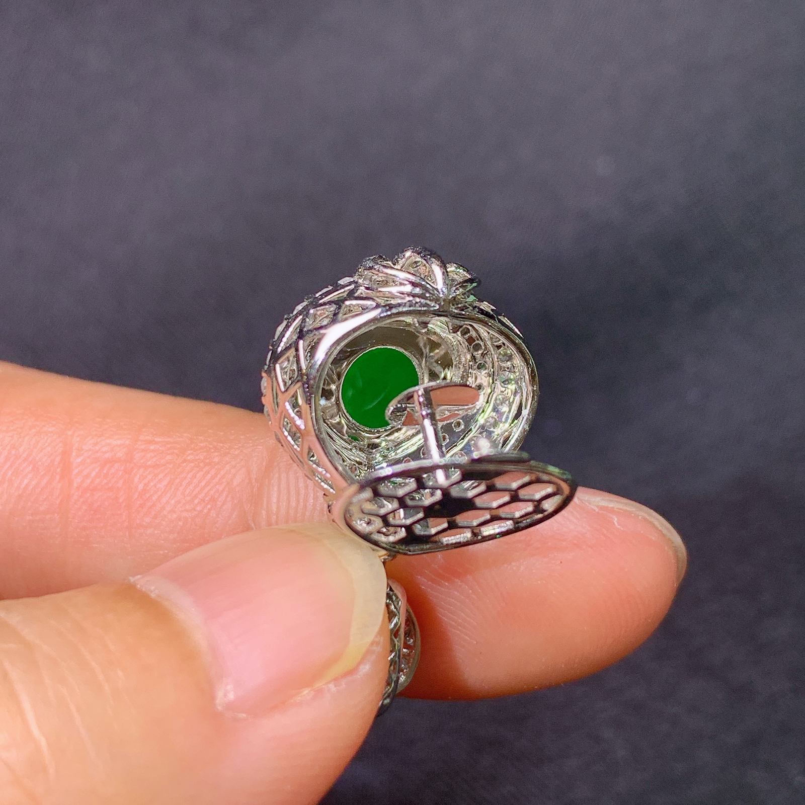 冰阳绿水滴吊坠，18k金镶嵌，冰润色阳，玉质细腻，种水足，Yh1 尺寸24.8*14.2*8.7